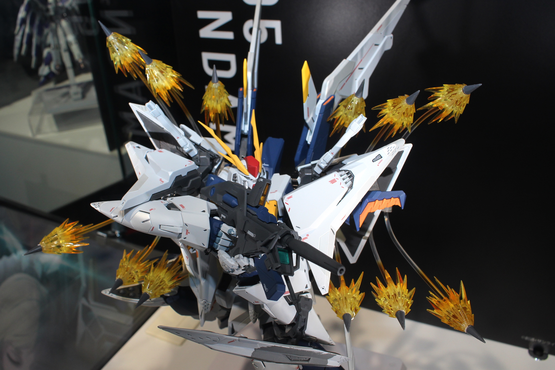 上半身に装備されたミノフスキー・フライト・ユニットを展開する高速飛行モード、フライト・フォームへの変形も可能