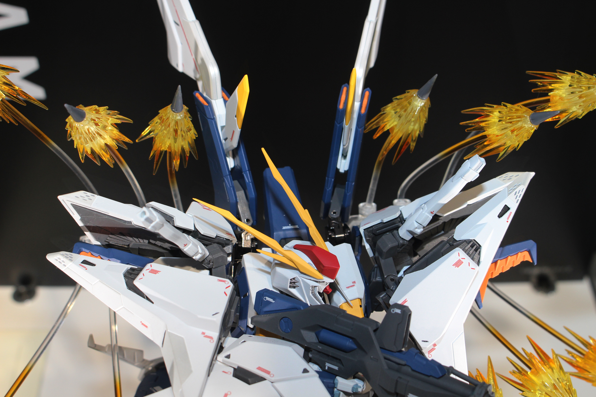 写真はマスクが破損したガンダムタイプの頭部となる