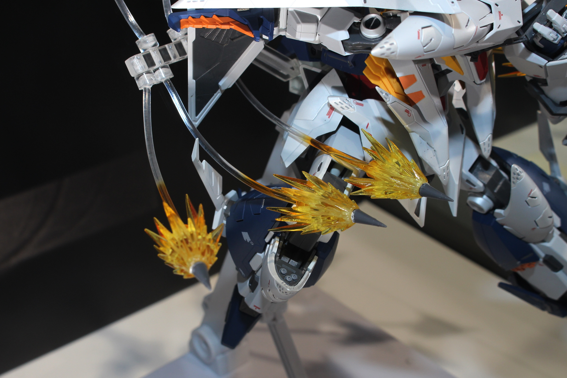 専用のパーツによって保持されるファンネル・ミサイルとそのエフェクト。こちらは別売りとなる