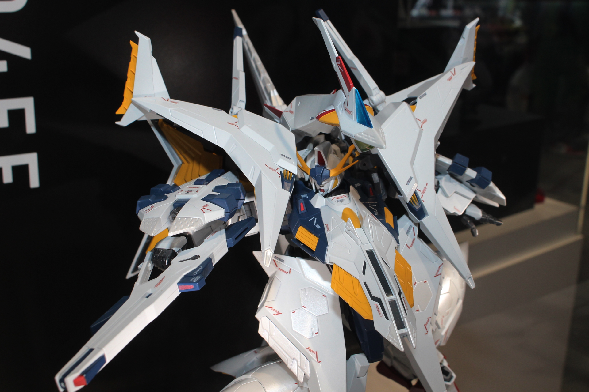 胸部インテークの開閉やサブアームの可動など、細部にギミックが搭載されている