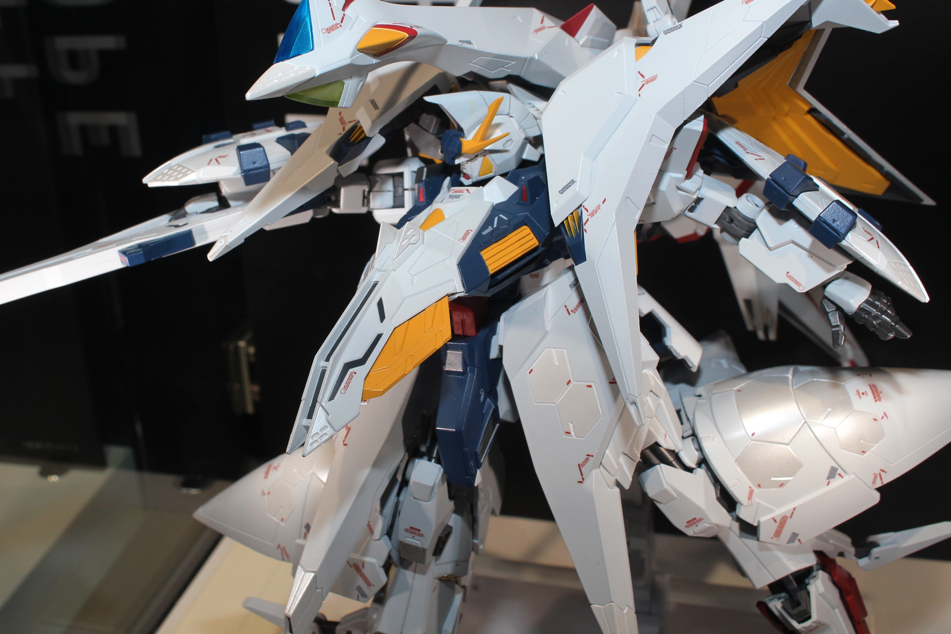 各所の六角形パネルラインはパール塗装により輝きを見せている