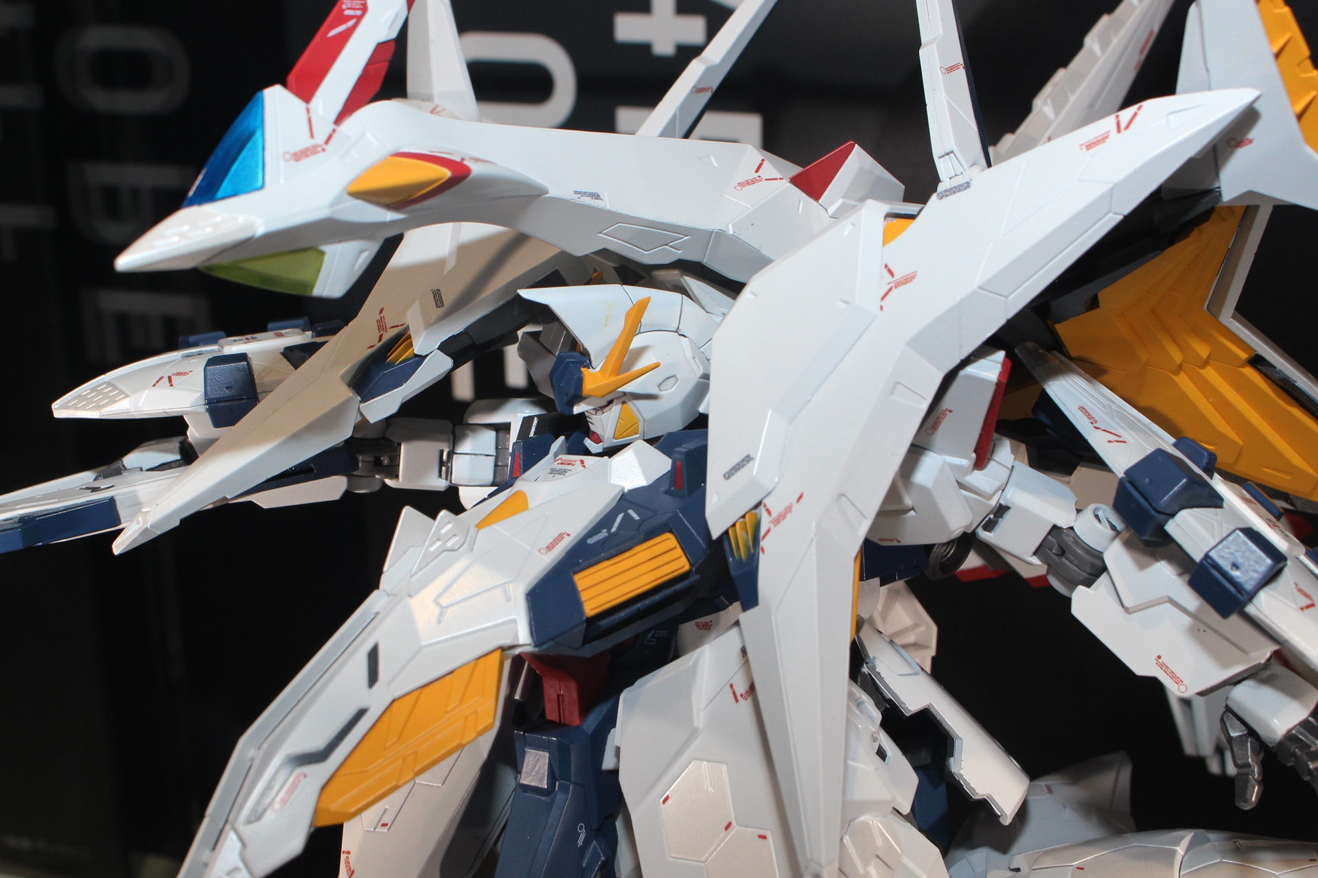 変形や分離ギミックも搭載し、遊べるアクションフィギュアでもある