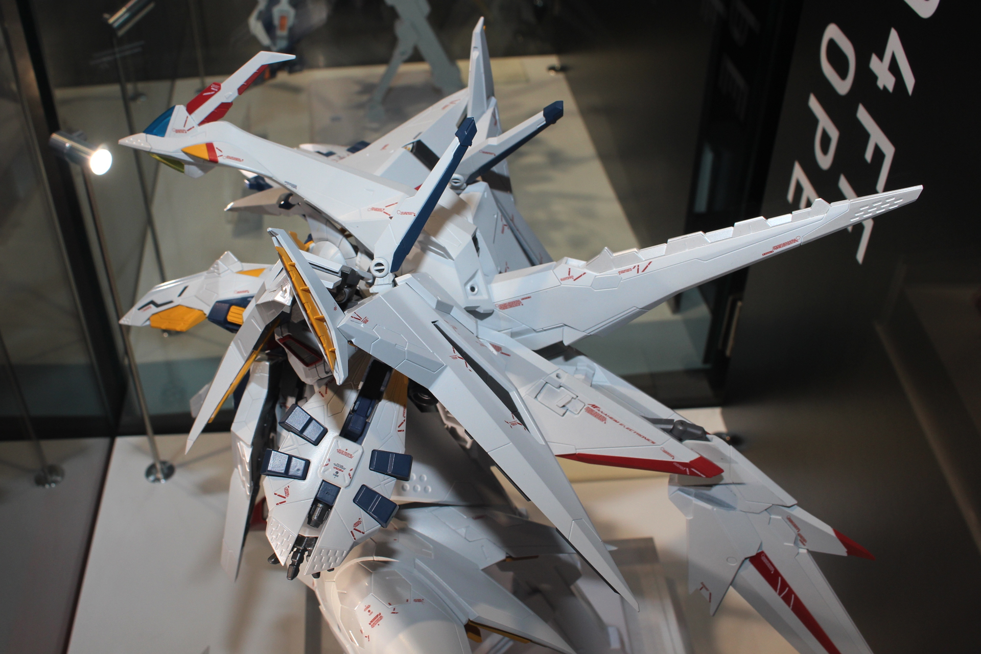 写真にはないが「ROBOT魂（Ka signature） ＜SIDE MS＞ Ξガンダム/ペーネロペー専用 ファンネル・ミサイルオプションパーツセット」にも対応