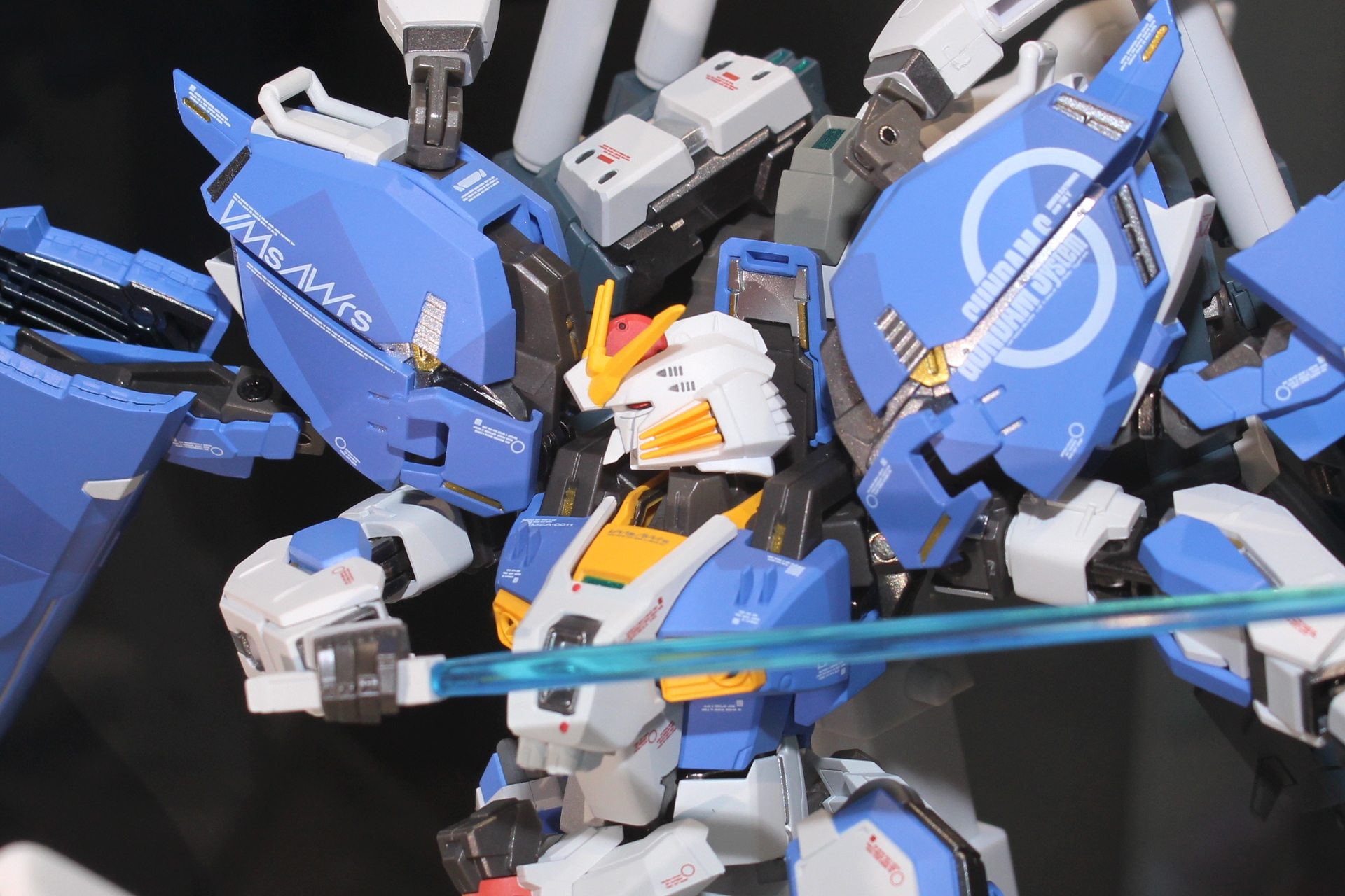 展示ではA.L.I.C.E.システム発動時の赤い目の頭部が装着されていた