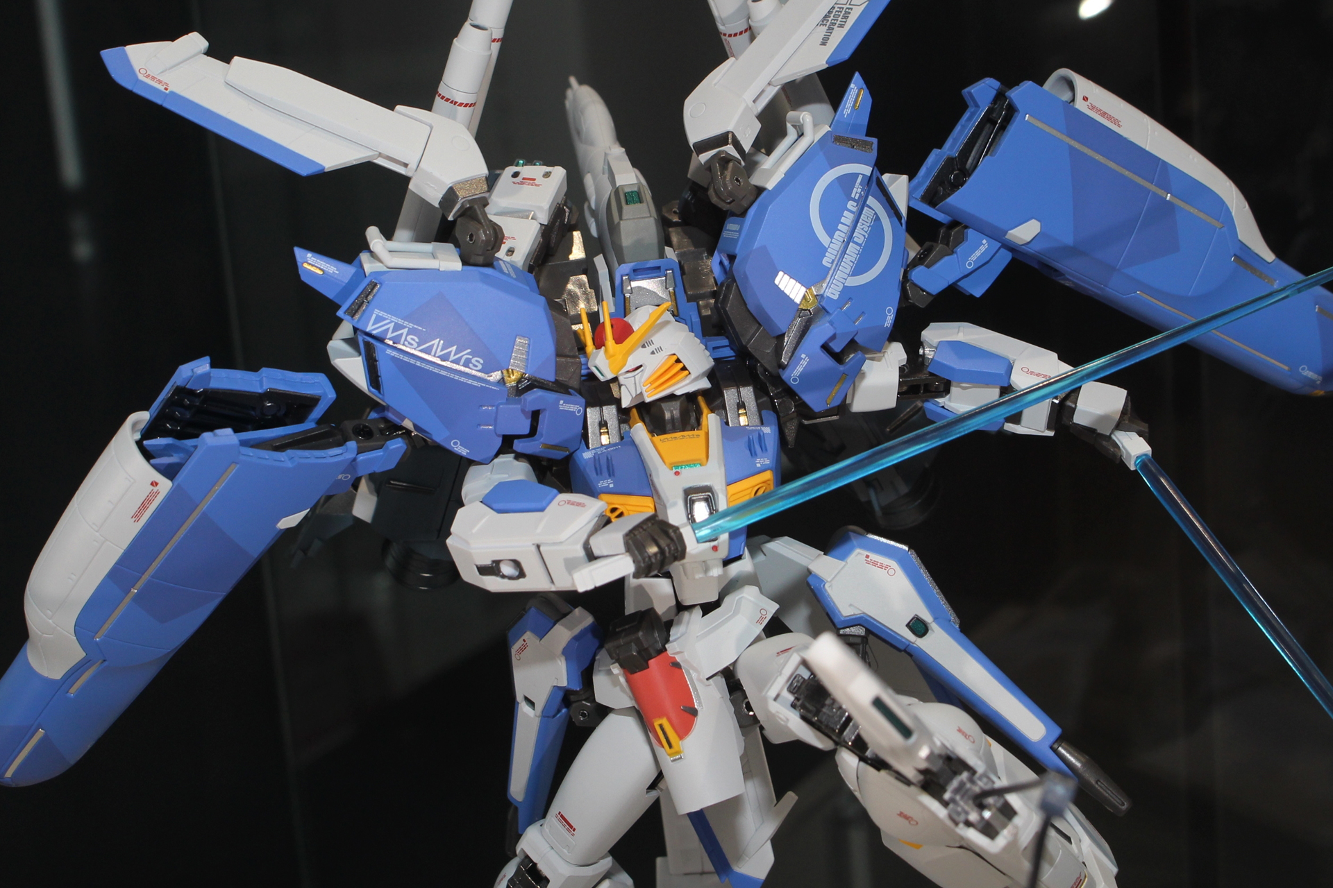 マットな本体カラーにダイキャストのパーツが輝く