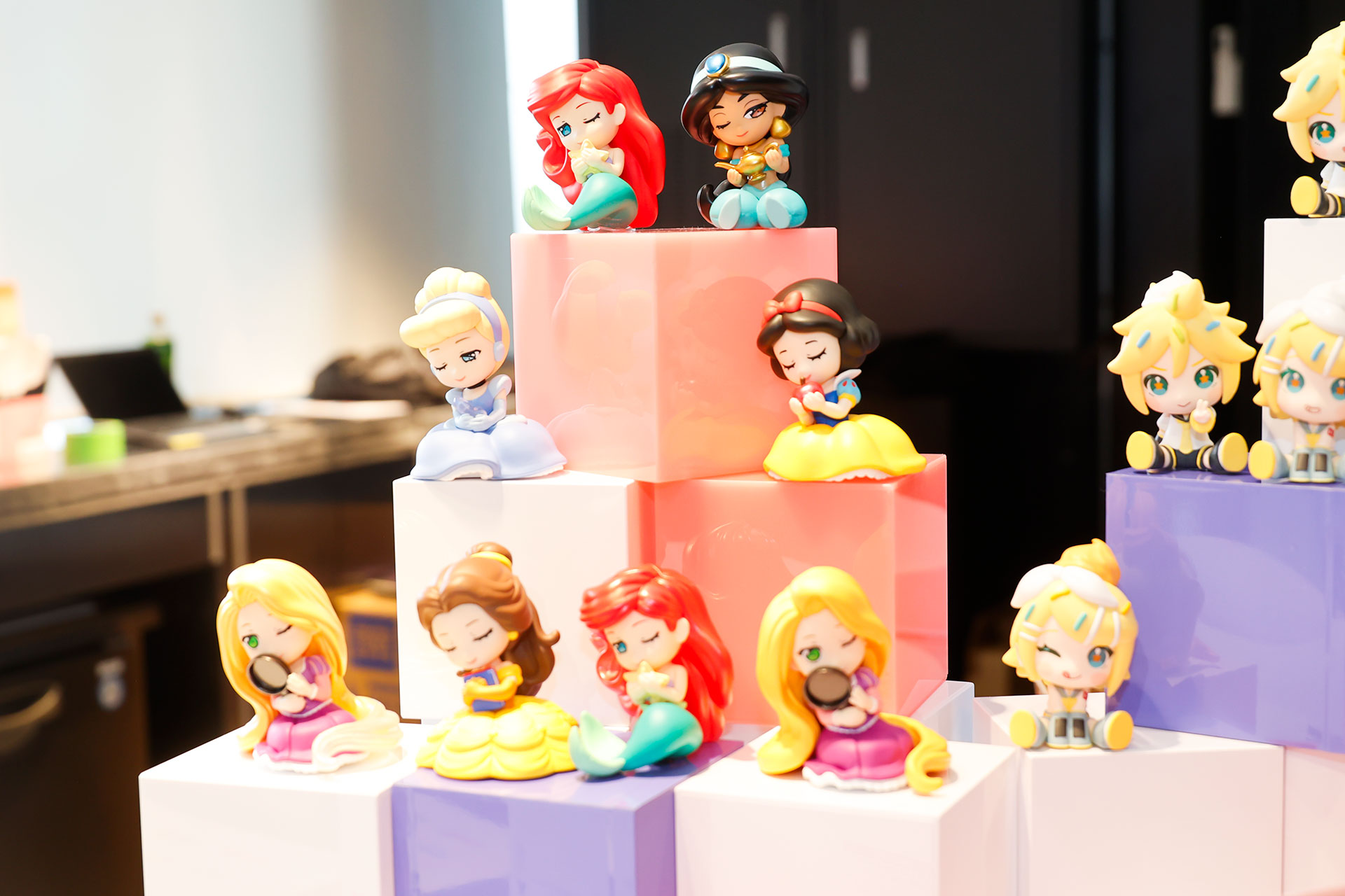 「肩ズン Hug. ディズニープリンセス」。単体は1,870円で、BOXは14,960円