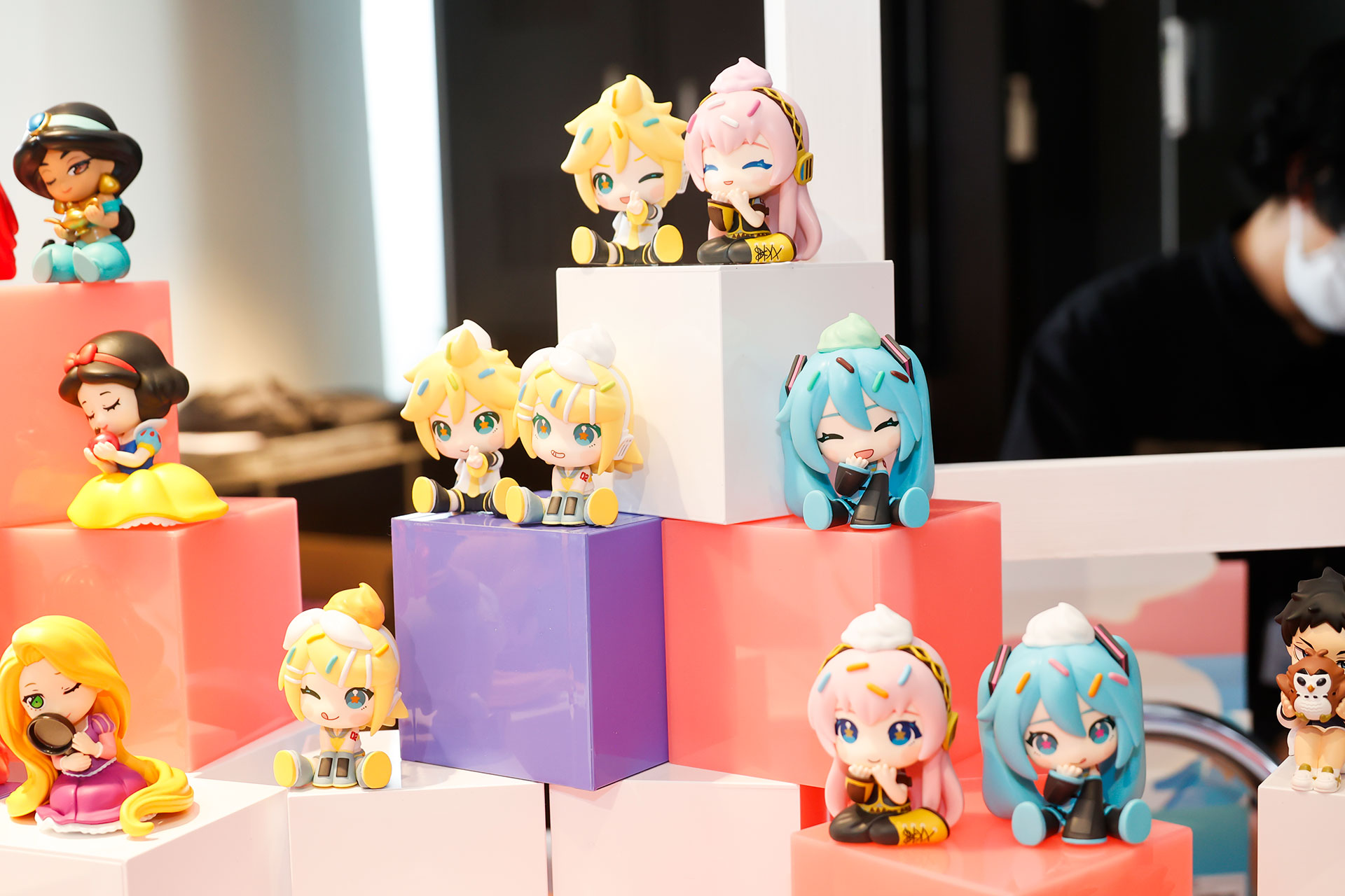 「ポッピンスプリンクル ピアプロキャラクターズ」。単体は1,870円で、BOXは14,960円