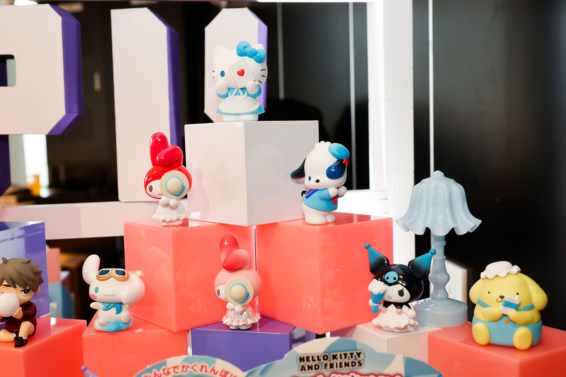 「Hide & Seek かくれんぼ Hello Kitty and Friends」。単体は1,870円で、BOXは14,960円