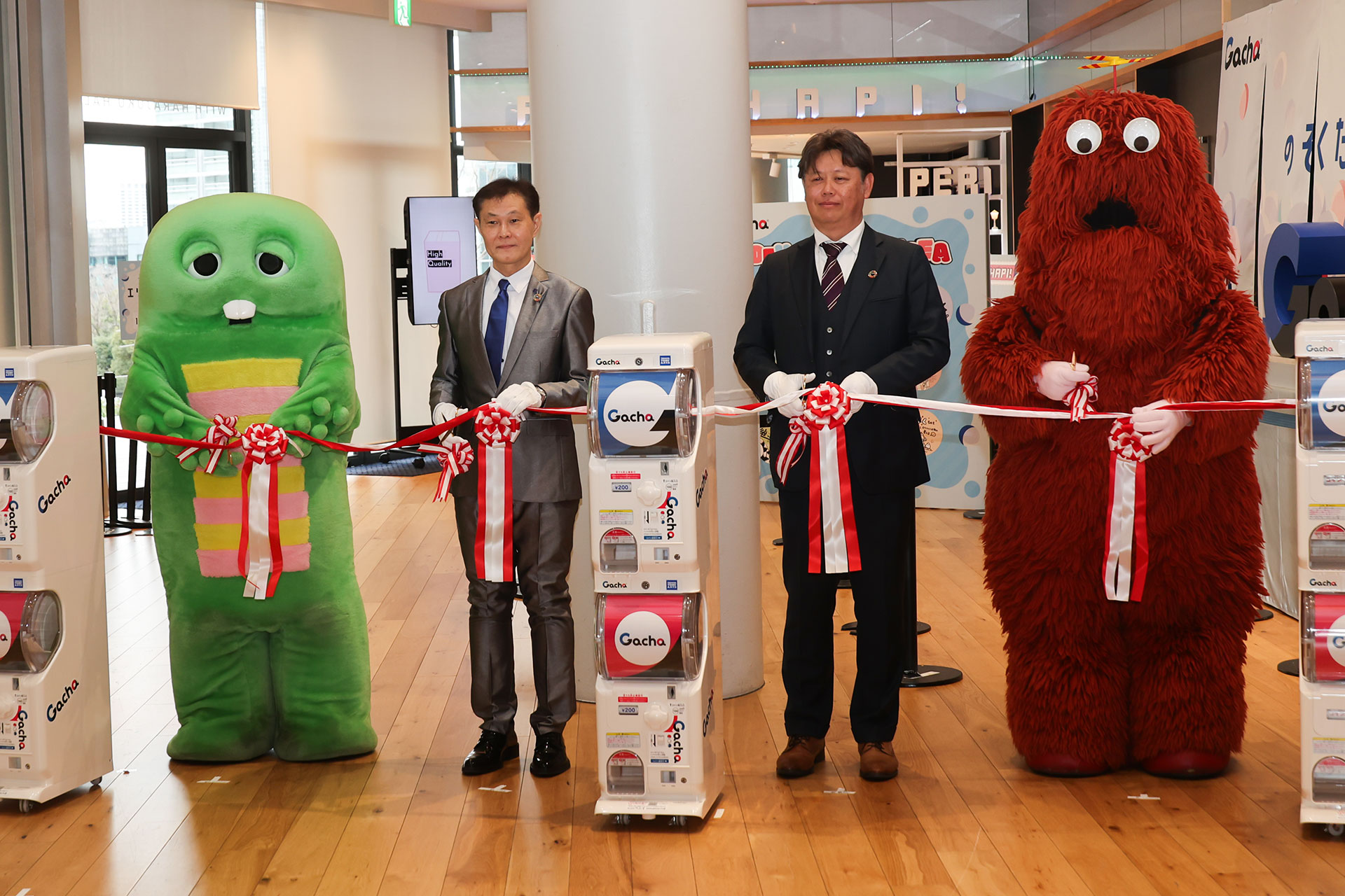 写真左から、ガチャピン、タカラトミーアーツ 常務取締役の長谷川俊夫氏、ペニイ 代表取締役社長の佐藤正臣氏、ムック