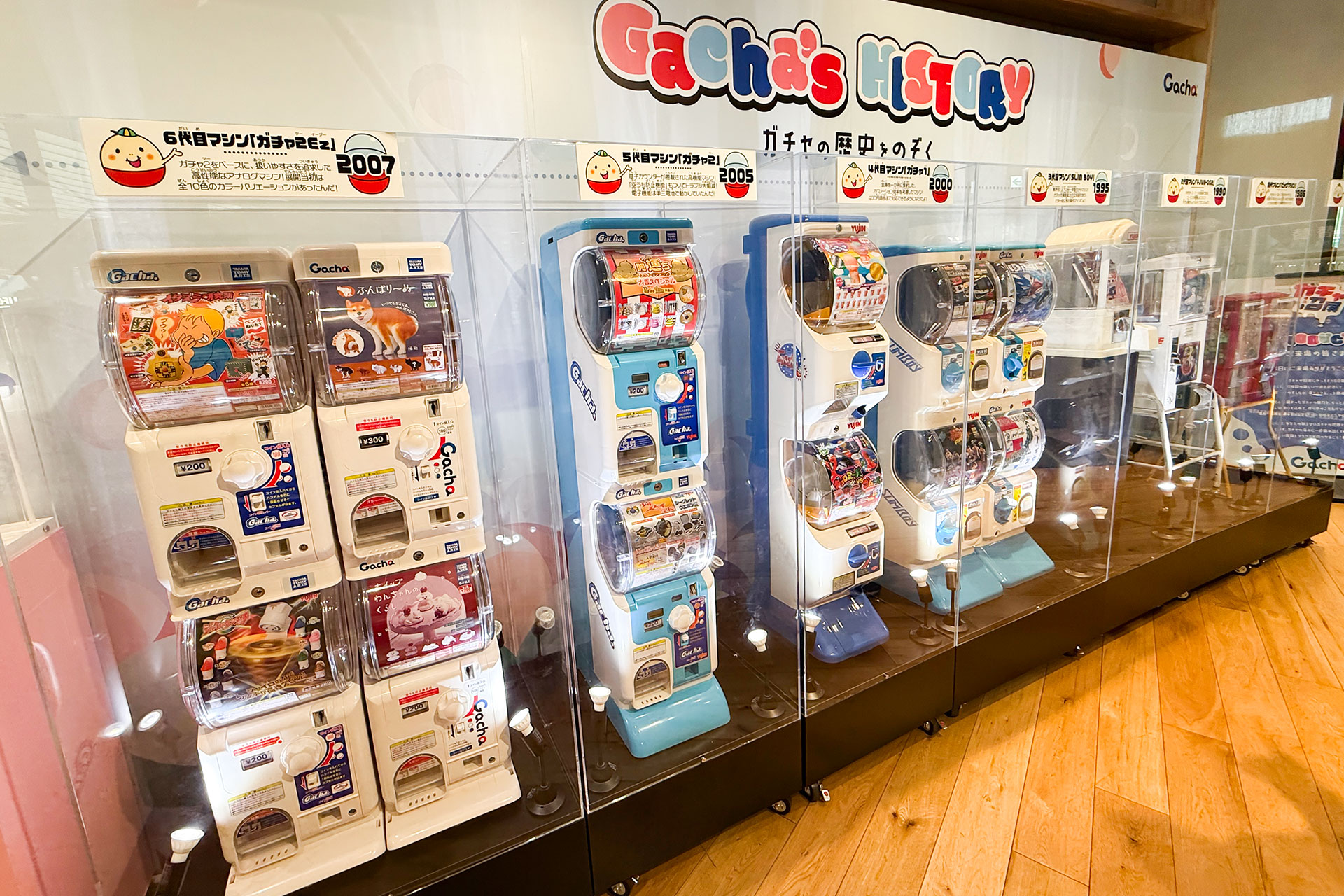 入り口近くにあるのが「歴代ガチャスポット」のコーナーだ