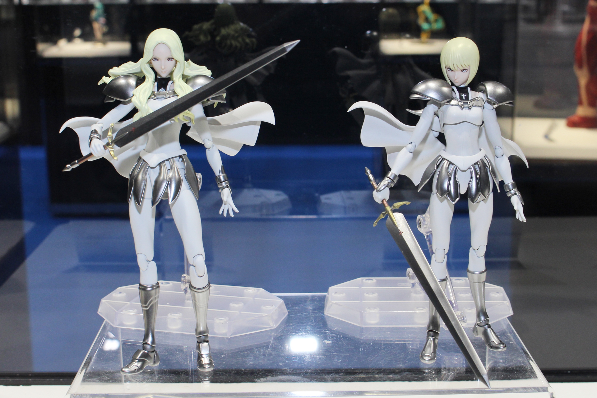 左から「リボルテック 微笑のテレサ」「リボルテック クレア」