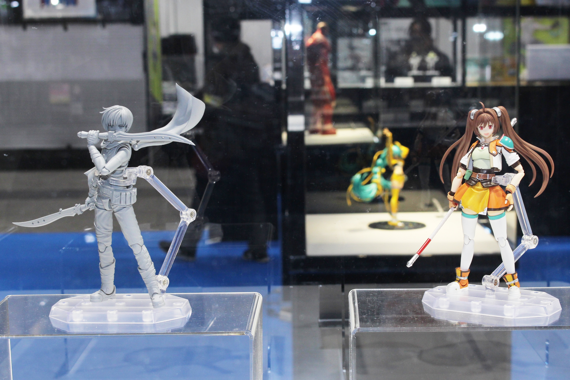 左から「リボルテック ヨシュア・ブライト」、「リボルテック エステル・ブライト」