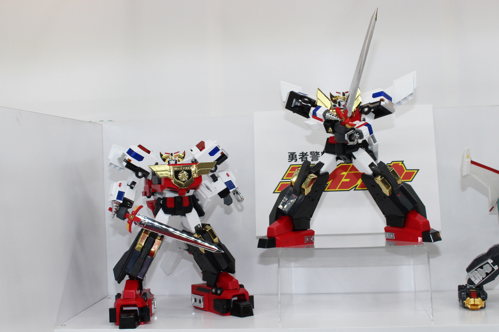 ジェイデッカーとデュークファイヤーはそれぞれの合体変形とともに、ファイヤージェイデッカーへの合体も可能だ