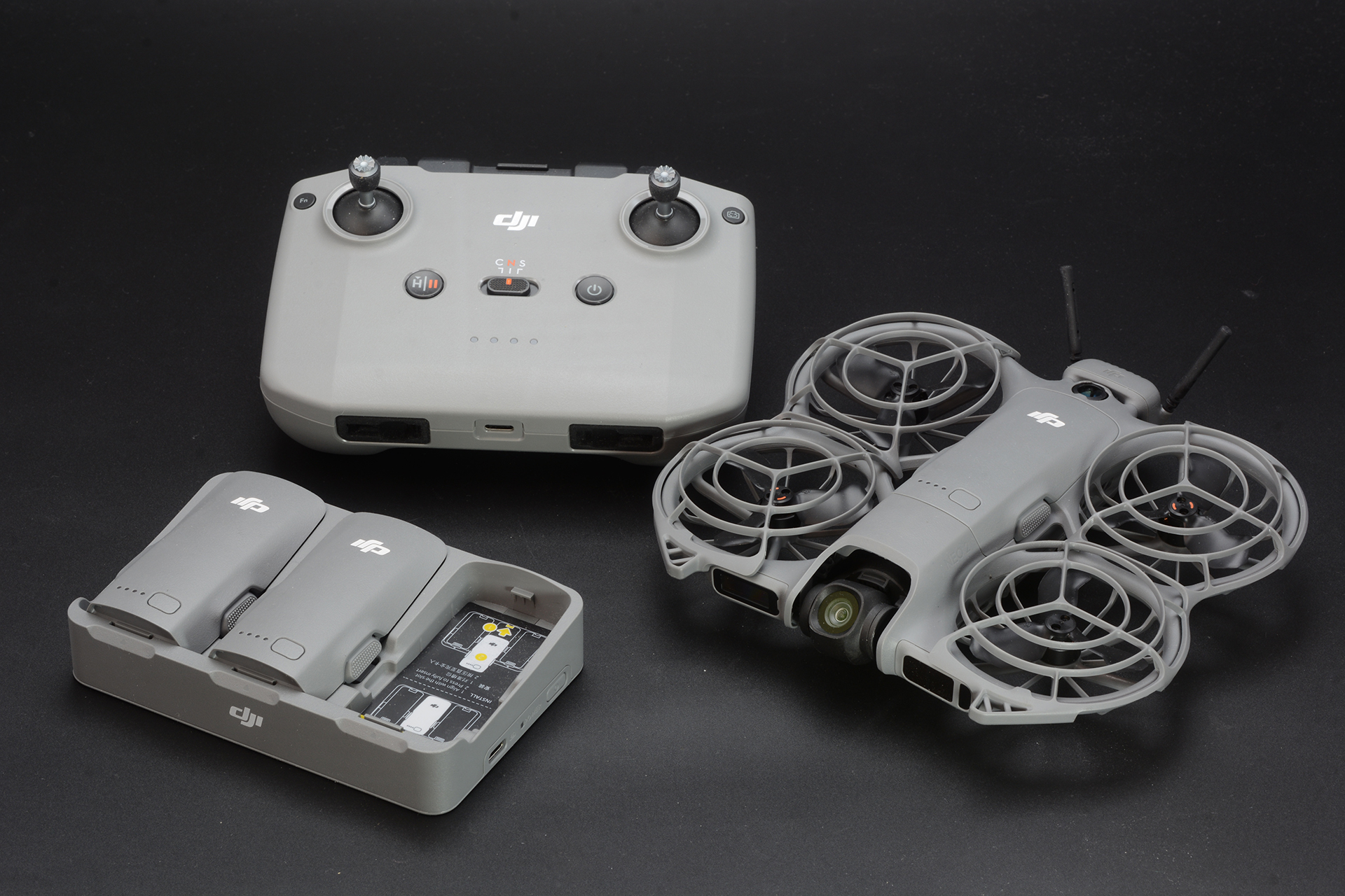 今回レビューに使用した「DJI Neo 2 Fly Moreコンボ」。本体に加え、「DJI RC-N3 送信機」と、3つの「DJI Neo 2 インテリジェント フライトバッテリー」、「DJI Neo 2 2WAY充電ハブ」が付属している