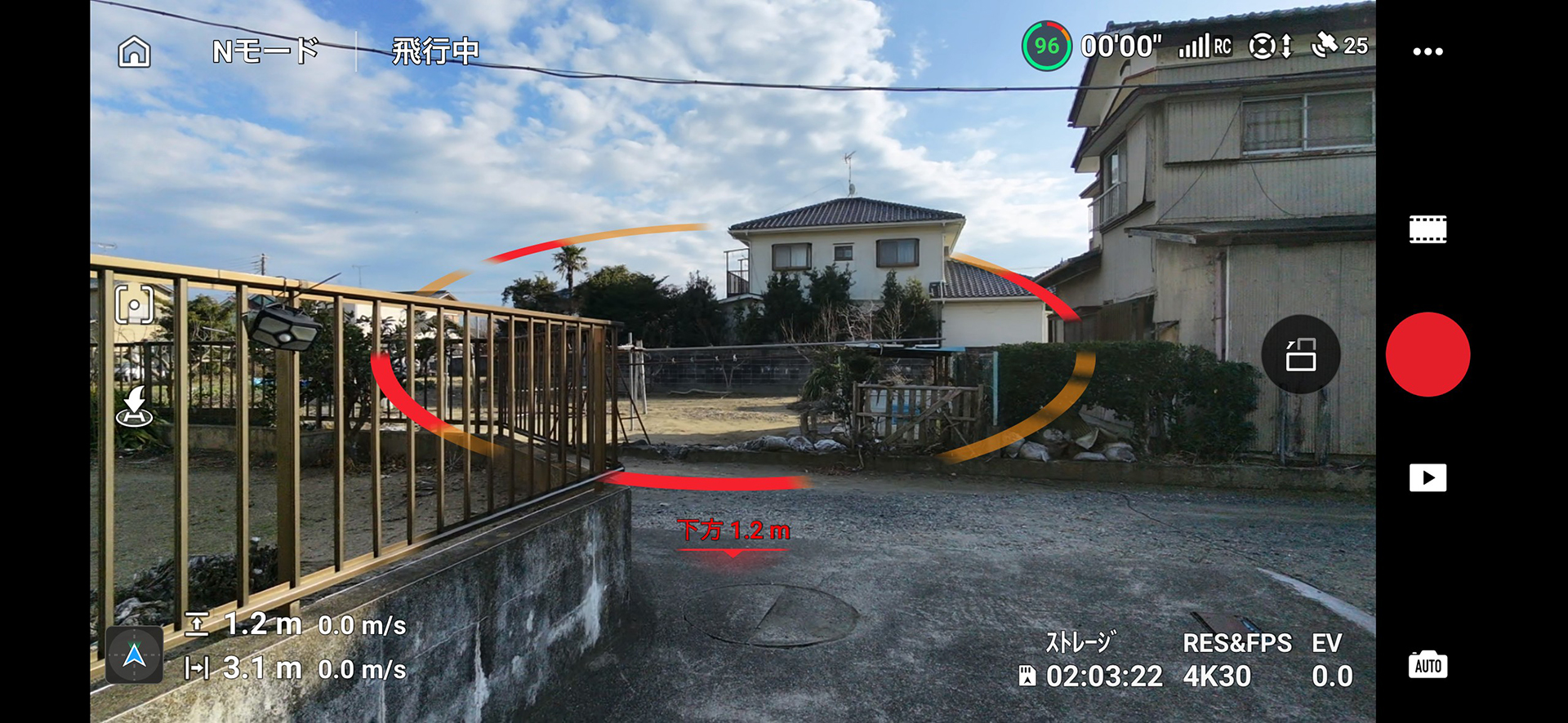 飛行中のスマホ画面。コントローラで自由に操縦できる