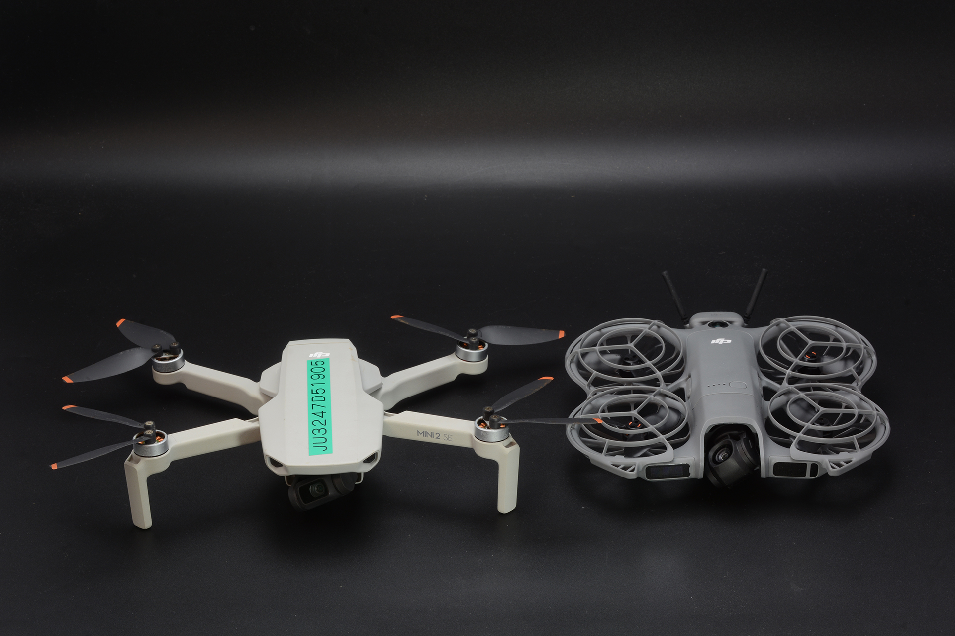 右が「DJI Neo 2」、左が「DJI MINI 2 SE」。特にプロペラの大きさが違っているのがわかる