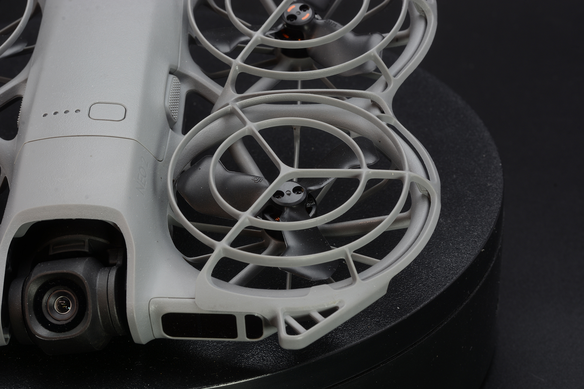 「DJI Neo 2」はプロペラがガードされているので、たとえドローンが障害物にぶつかってもプロペラに傷がつきにくい