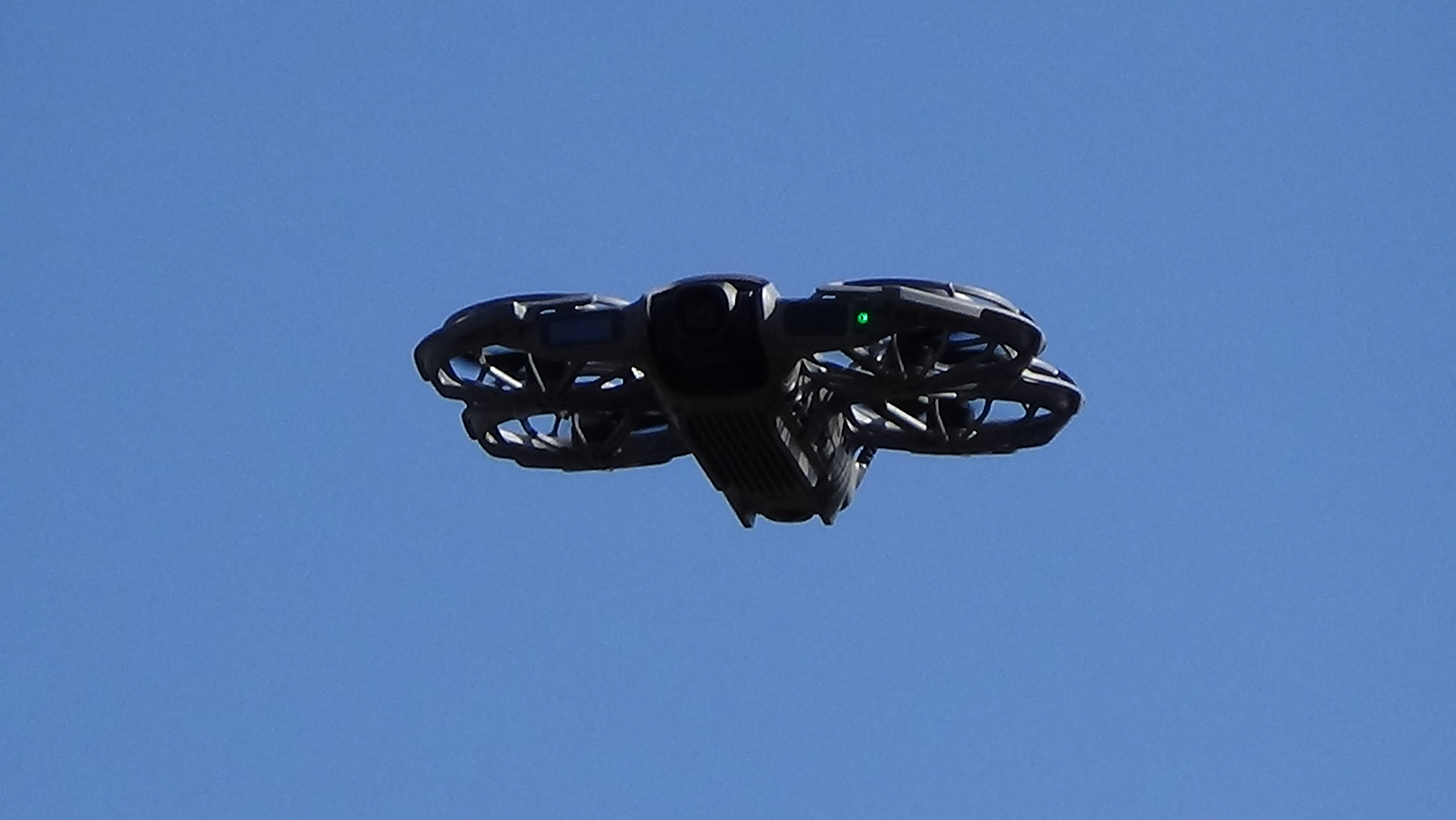 「DJI Neo 2」は全長14.7cm、幅17.1cm、重さ151gという軽く、小さなドローンだ。手のひらに乗るサイズで、小さな4つのプロペラで飛行する。まるでおもちゃの様に見えるが、「最強の自撮りマシン」といえる、様々な撮影機能を持っている
