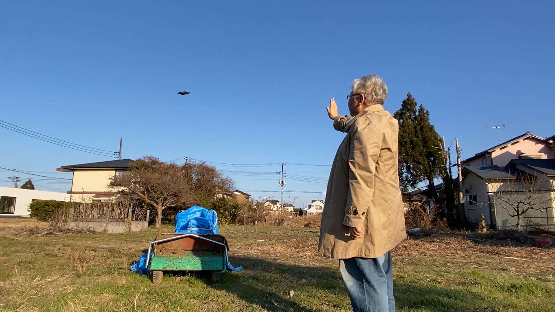 手のひらを動かすだけで動くドローン。ドローン側からの映像を使えば、魔法使いやジェダイの騎士のコスプレと効果的に使えるだろう