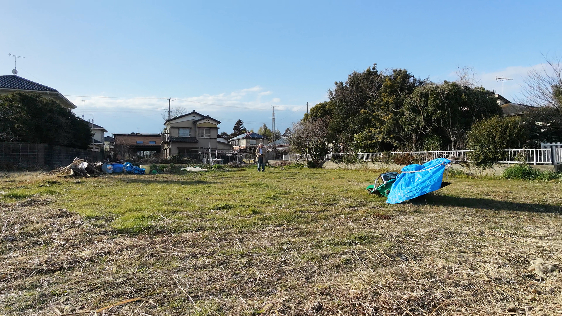 RCカー感覚で地上を飛ぶドローンの操縦は、高空を飛ばせるのとは違った楽しさがある。そしてこの地上を飛ぶ映像は面白く利用できそうだ