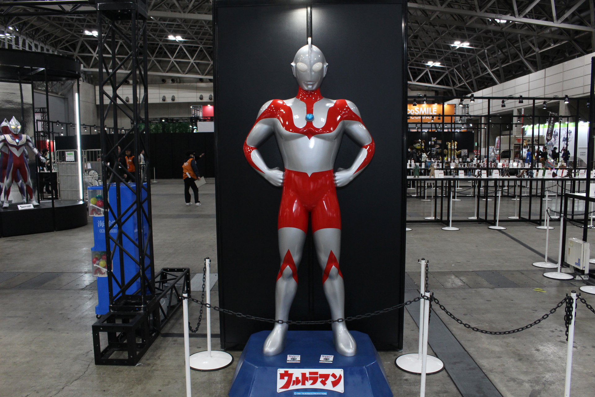 ウルトラマンの立像が来場者を迎える