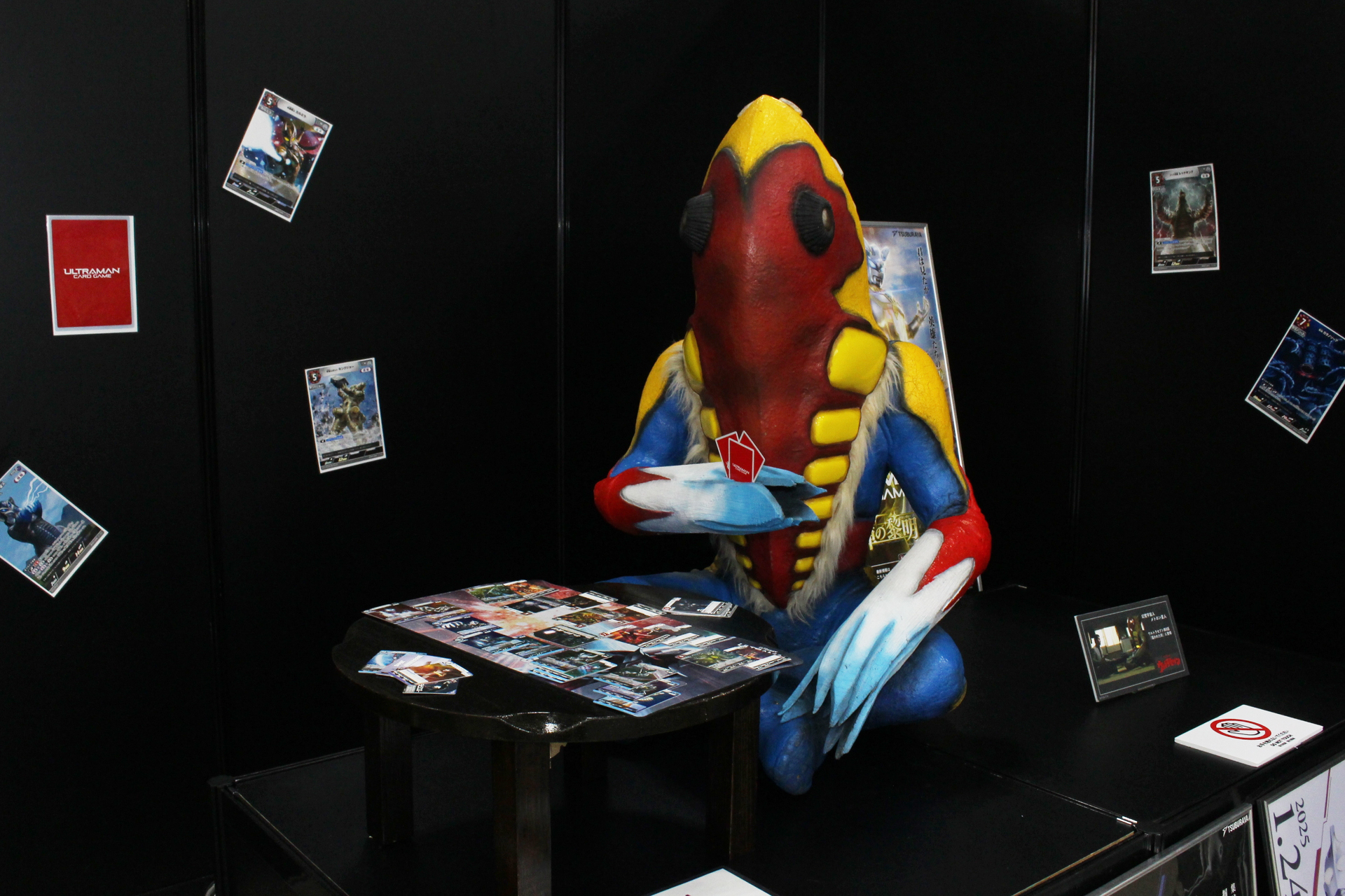 メトロン星人とちゃぶ台を挟んで「ウルトラマン カードゲーム」を遊ぶ写真を撮れるフォトスポット