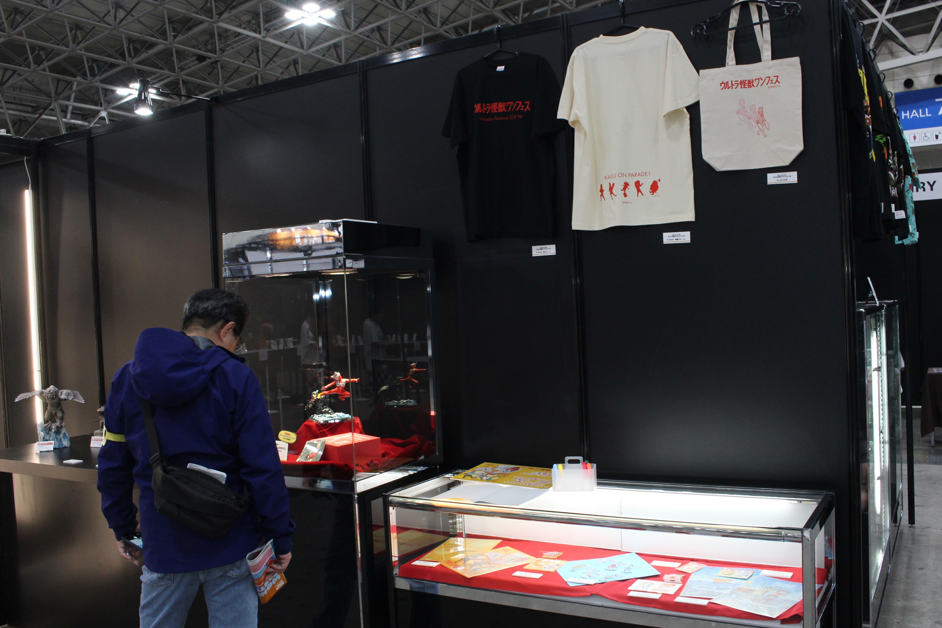 公式の記念グッズや、企業によるグッズの販売も行われた