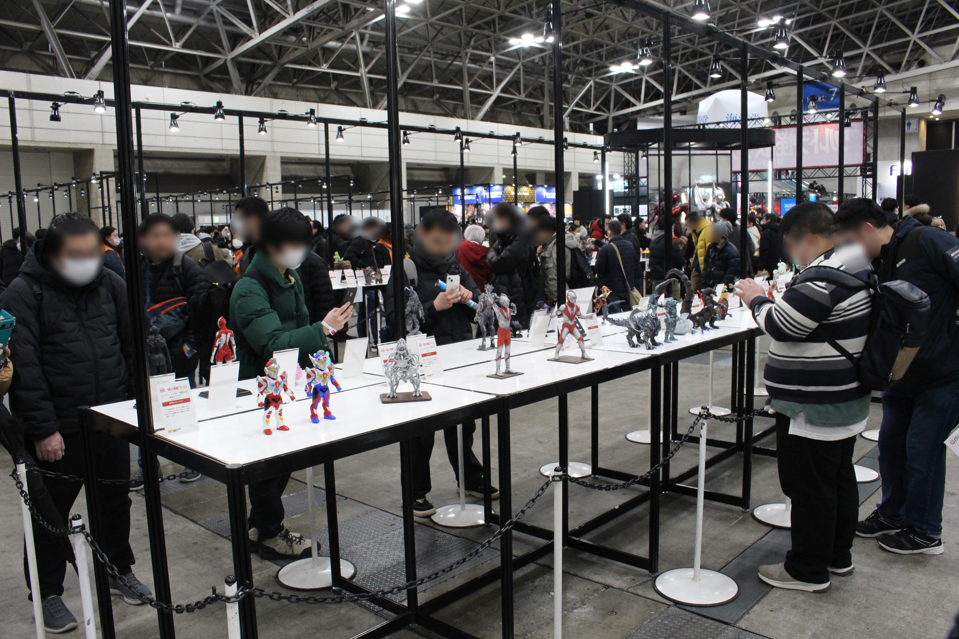 一般ディーラーの作品が並ぶ展示コーナー。非常に見応えのある内容で、人の波が絶えなかった