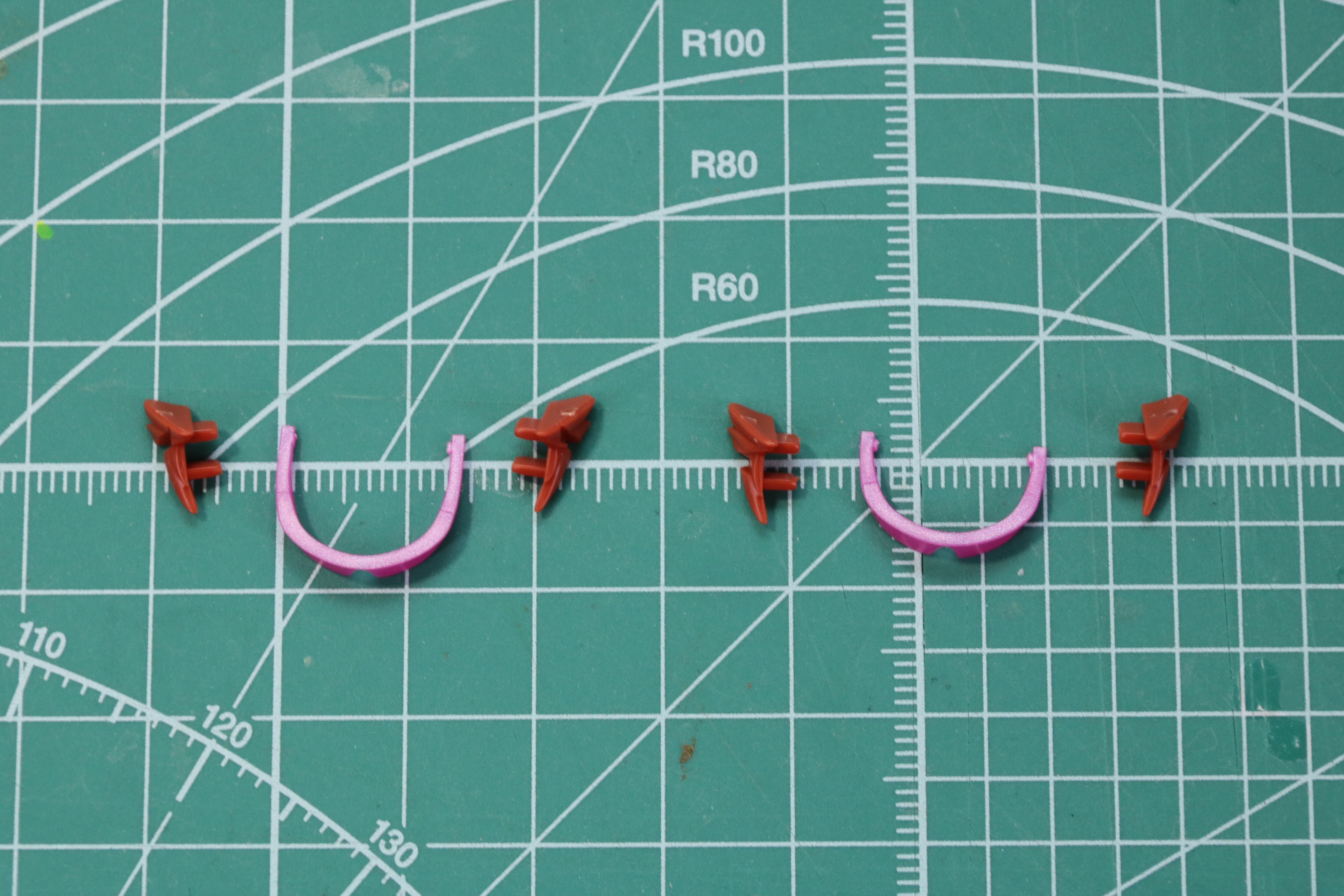 サングラスをかけた状態を再現できるこめかみパーツとサングラス