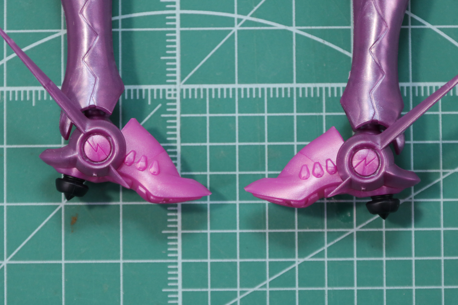 「ラディカル・グッドスピード脚部限定」のくるぶし部分にディテールアップのデカールを貼る