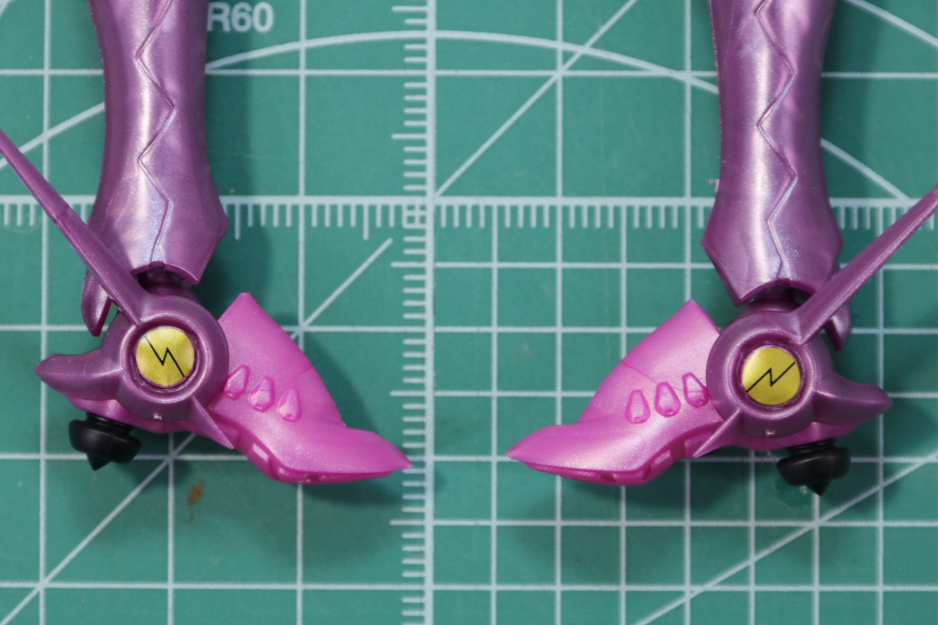 「ラディカル・グッドスピード脚部限定」のくるぶし部分にディテールアップのデカールを貼る