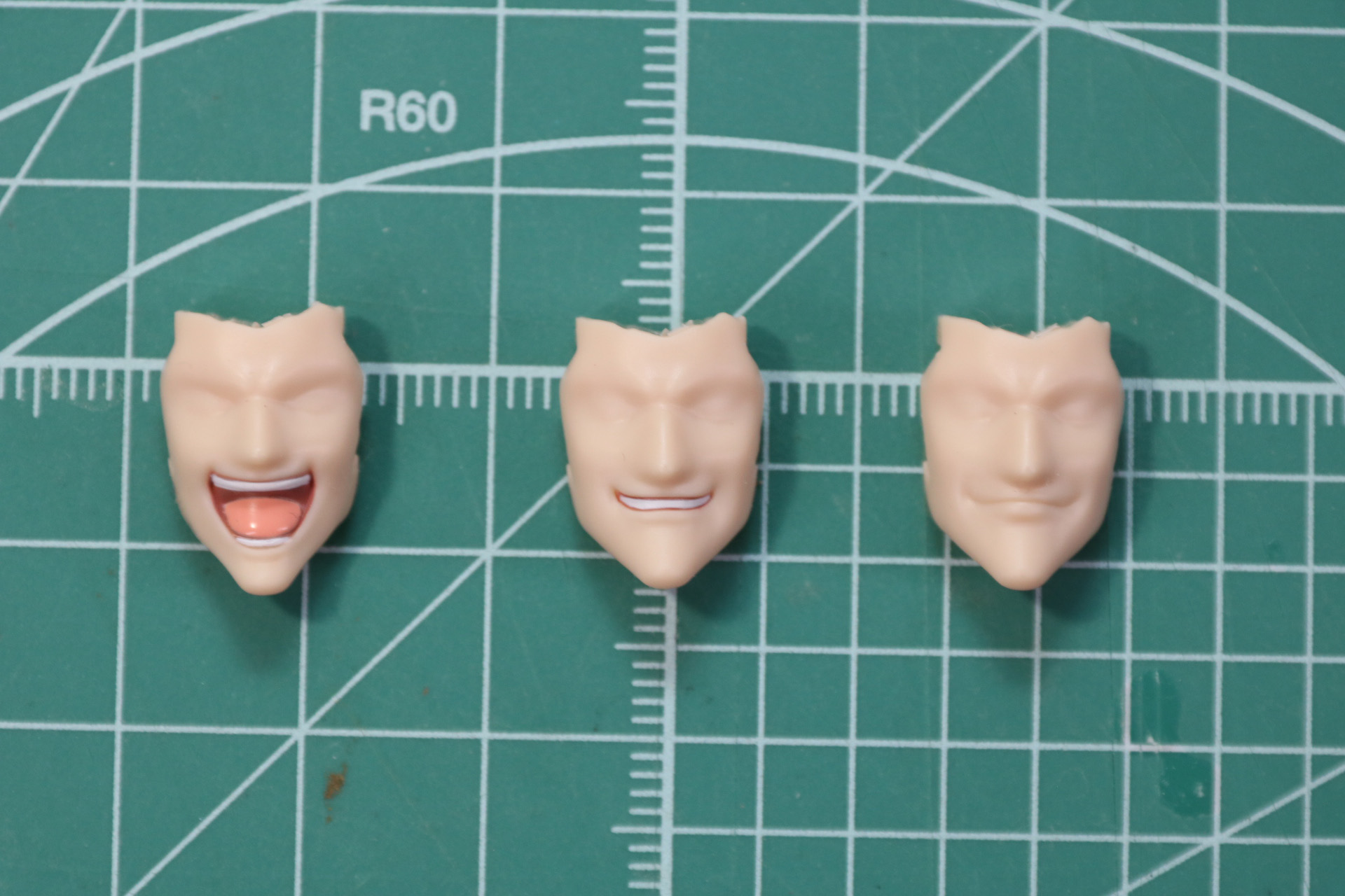 ランナーに収録されているフェイスパーツに水転写デカールを貼ることで、好みに合わせた表情を作ることができる