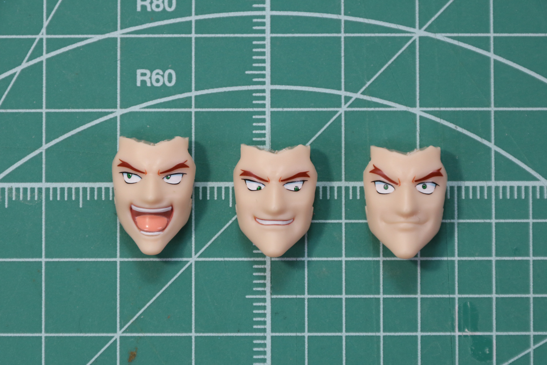 ランナーに収録されているフェイスパーツに水転写デカールを貼ることで、好みに合わせた表情を作ることができる