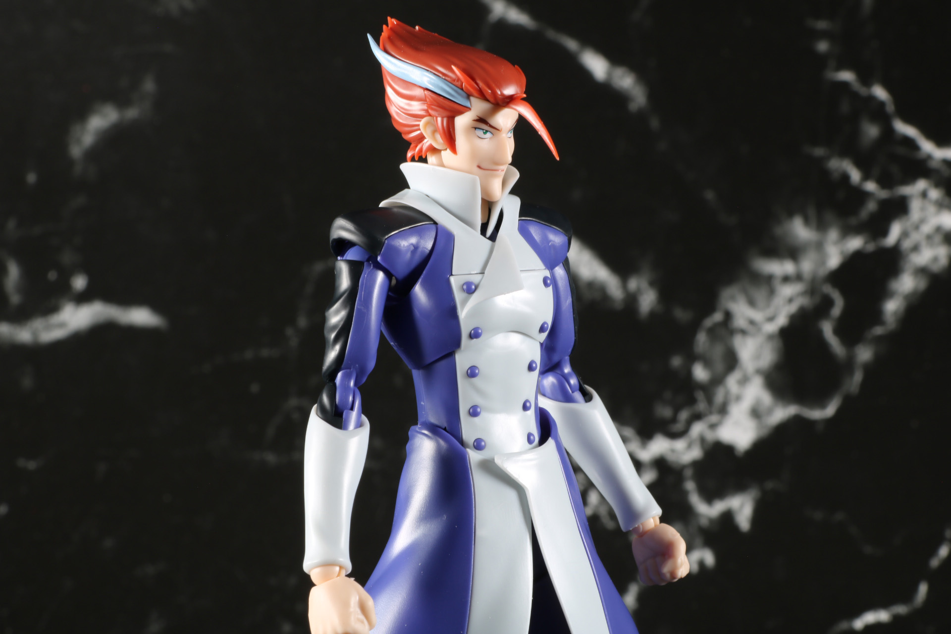 肩から腕の黒いラインやボタンなども成型色で色分けされている