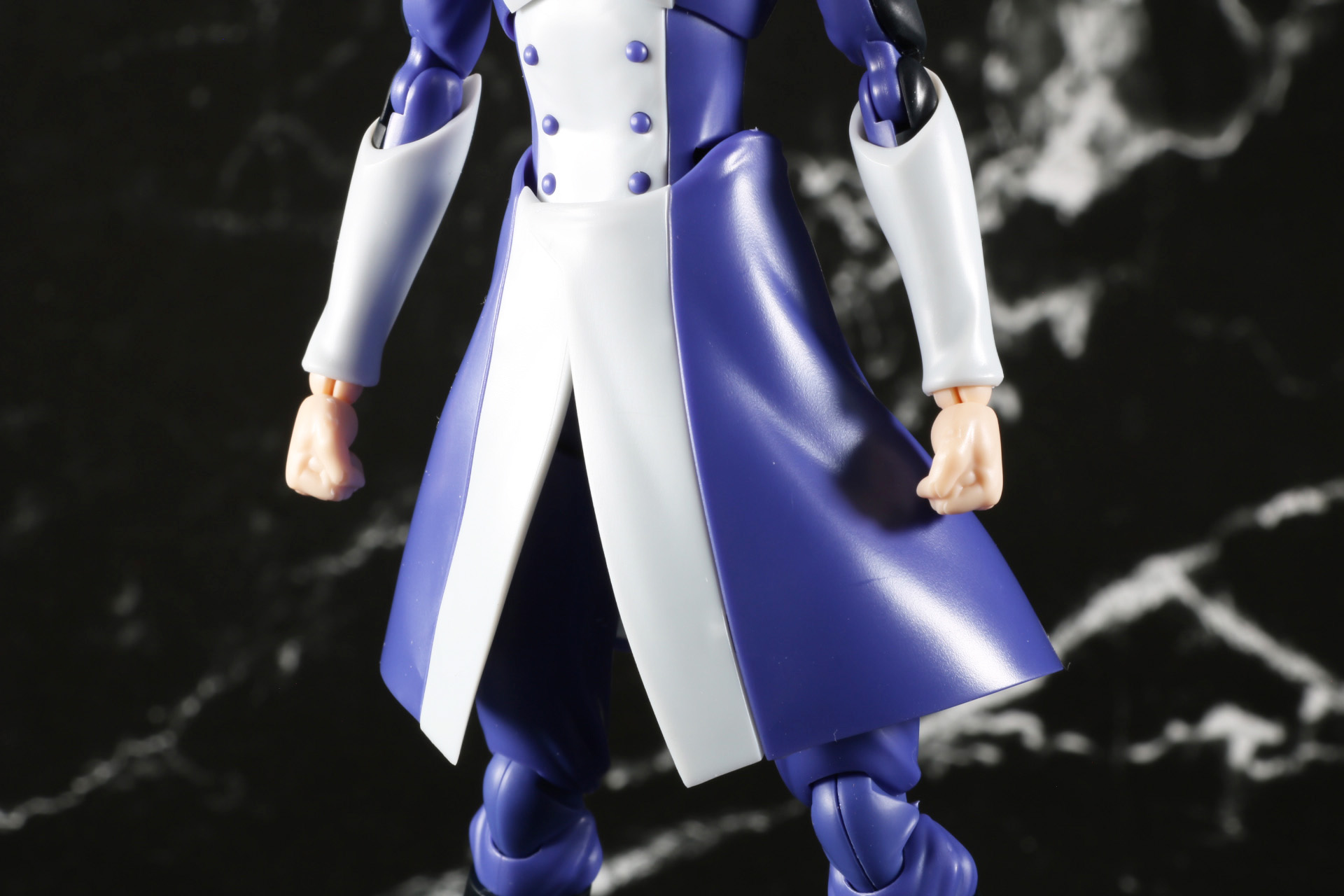 腰回りの裾も少し波打った造形が入っている