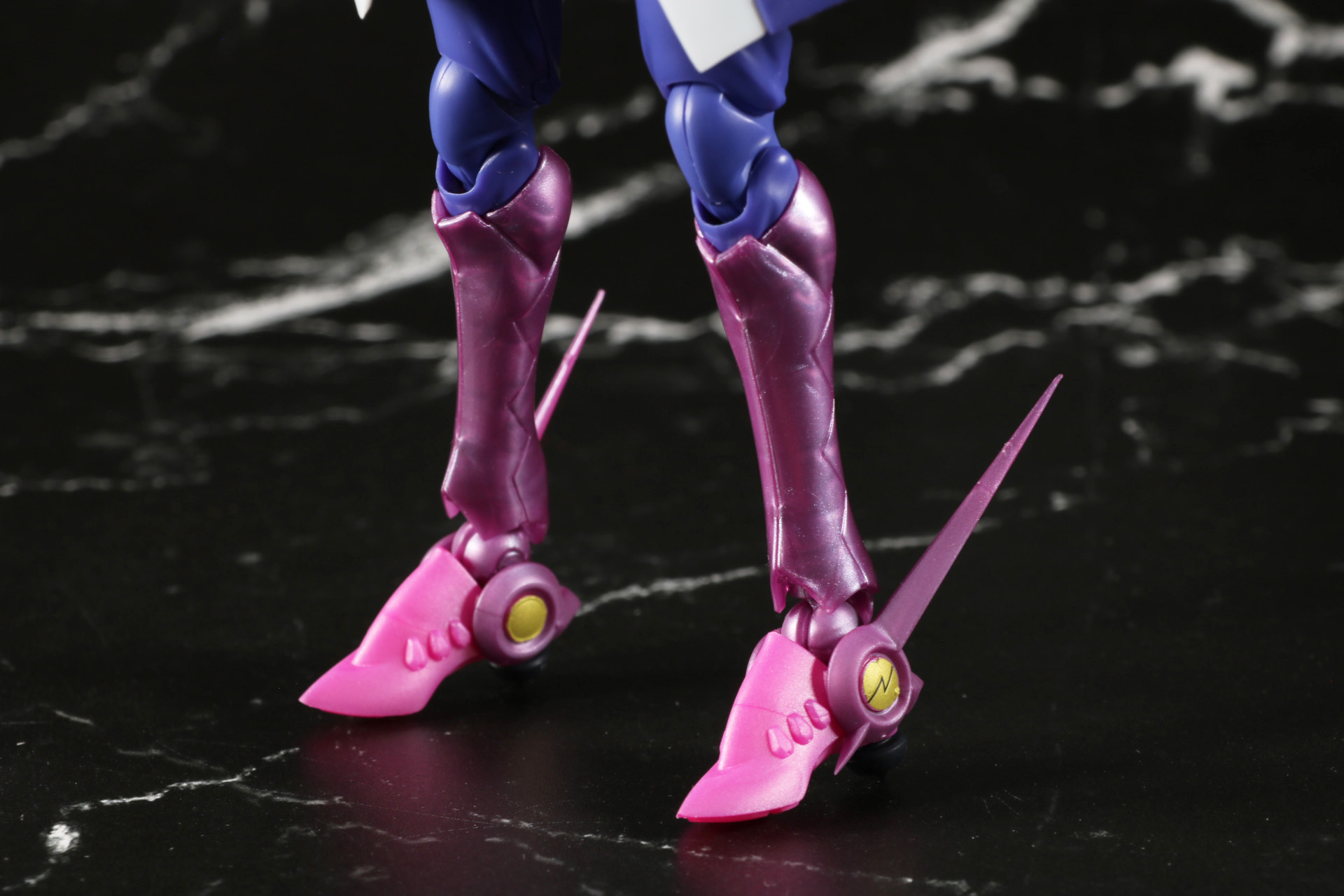 膝から下のパーツを差し替えることで「ラディカル・グッドスピード脚部限定」状態を再現できる。