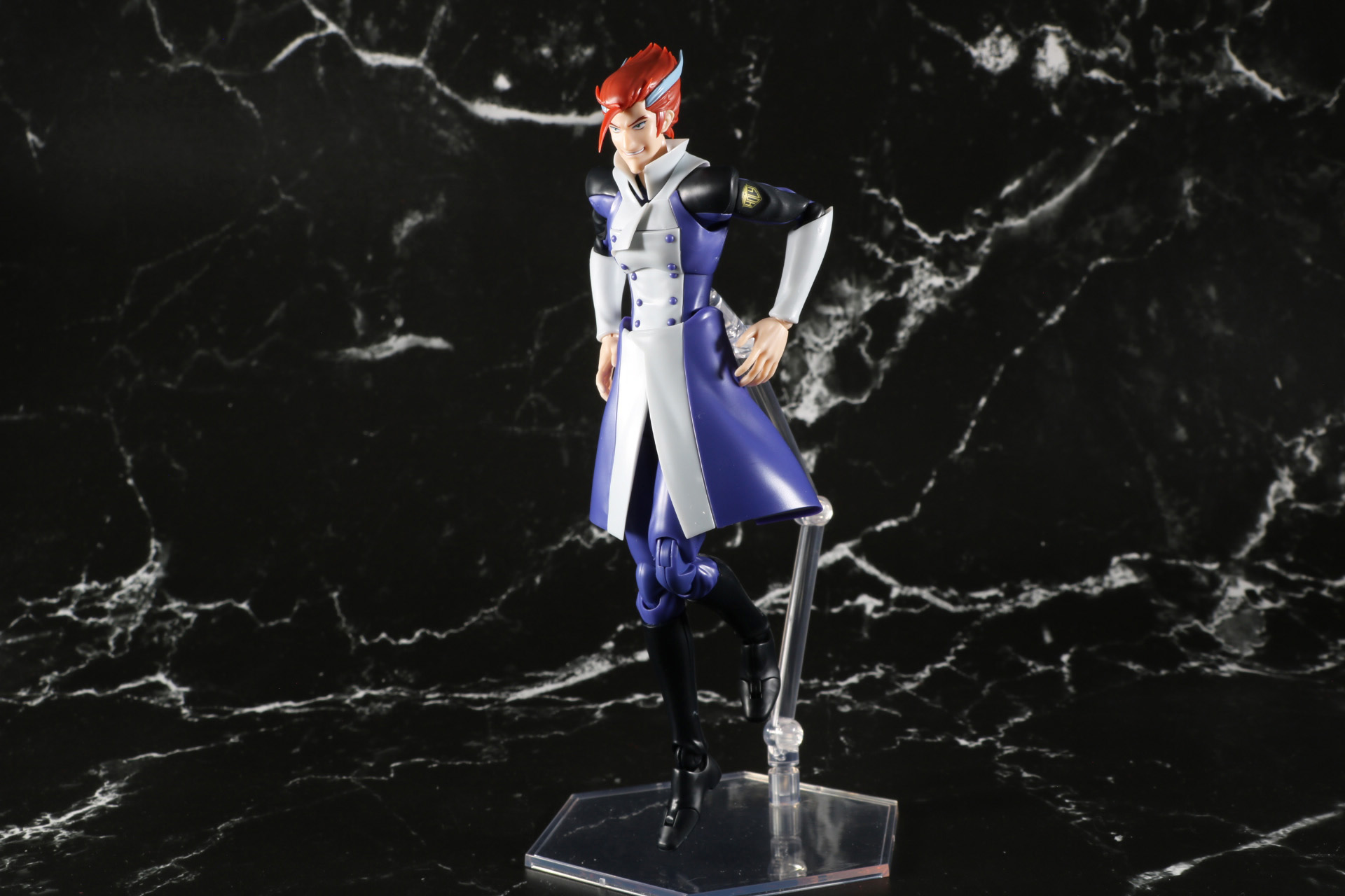 専用台座を使用することで幅広いポージングが可能