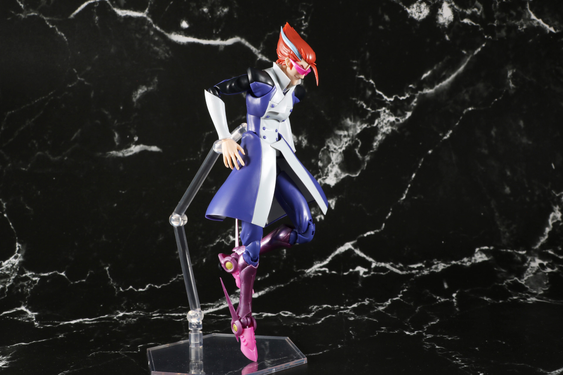 大きく足を挙げたポーズ