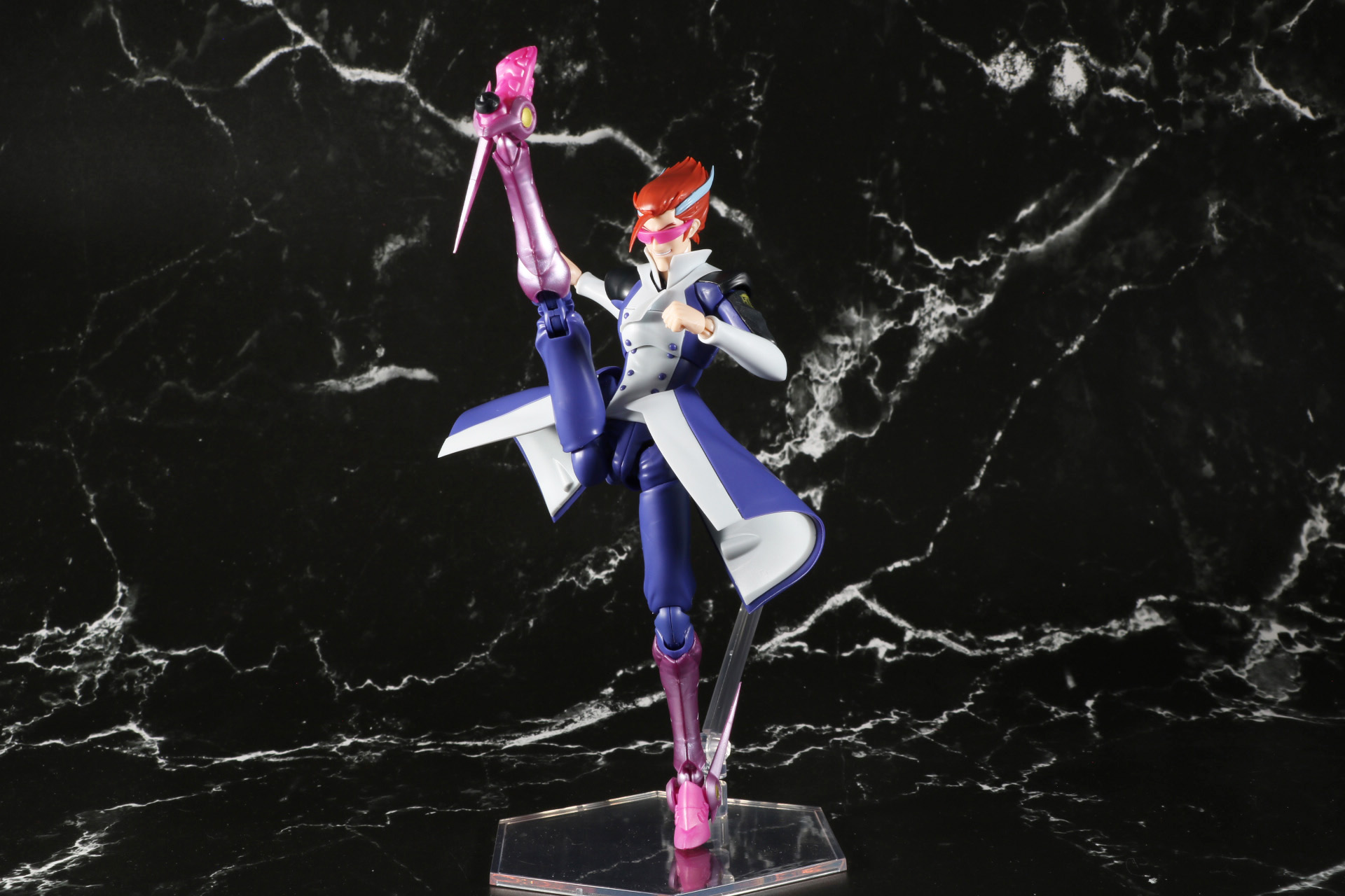 大きく足を挙げたポーズ