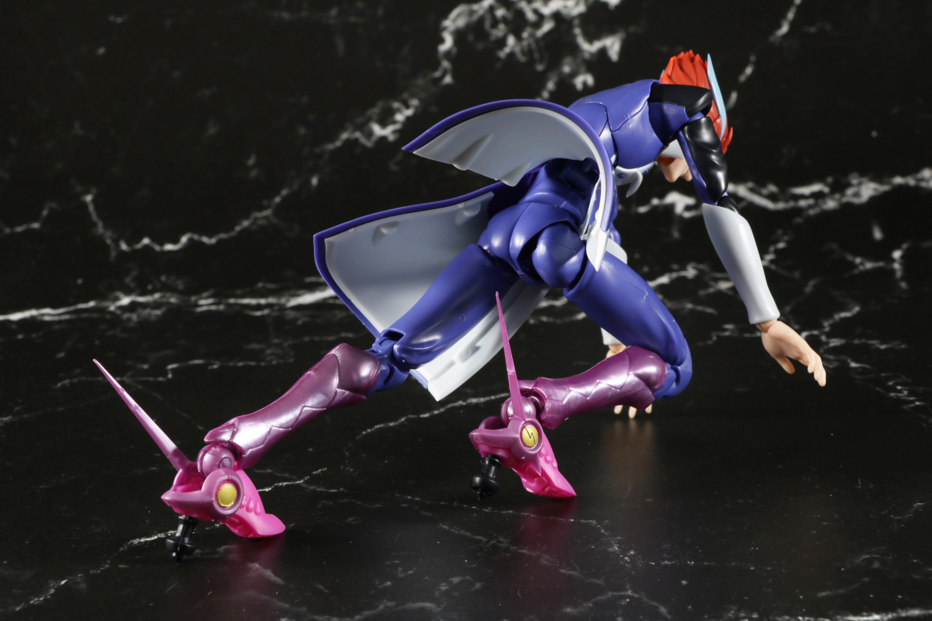 クラウチングスタートのような姿勢や踵のジャッキ展開