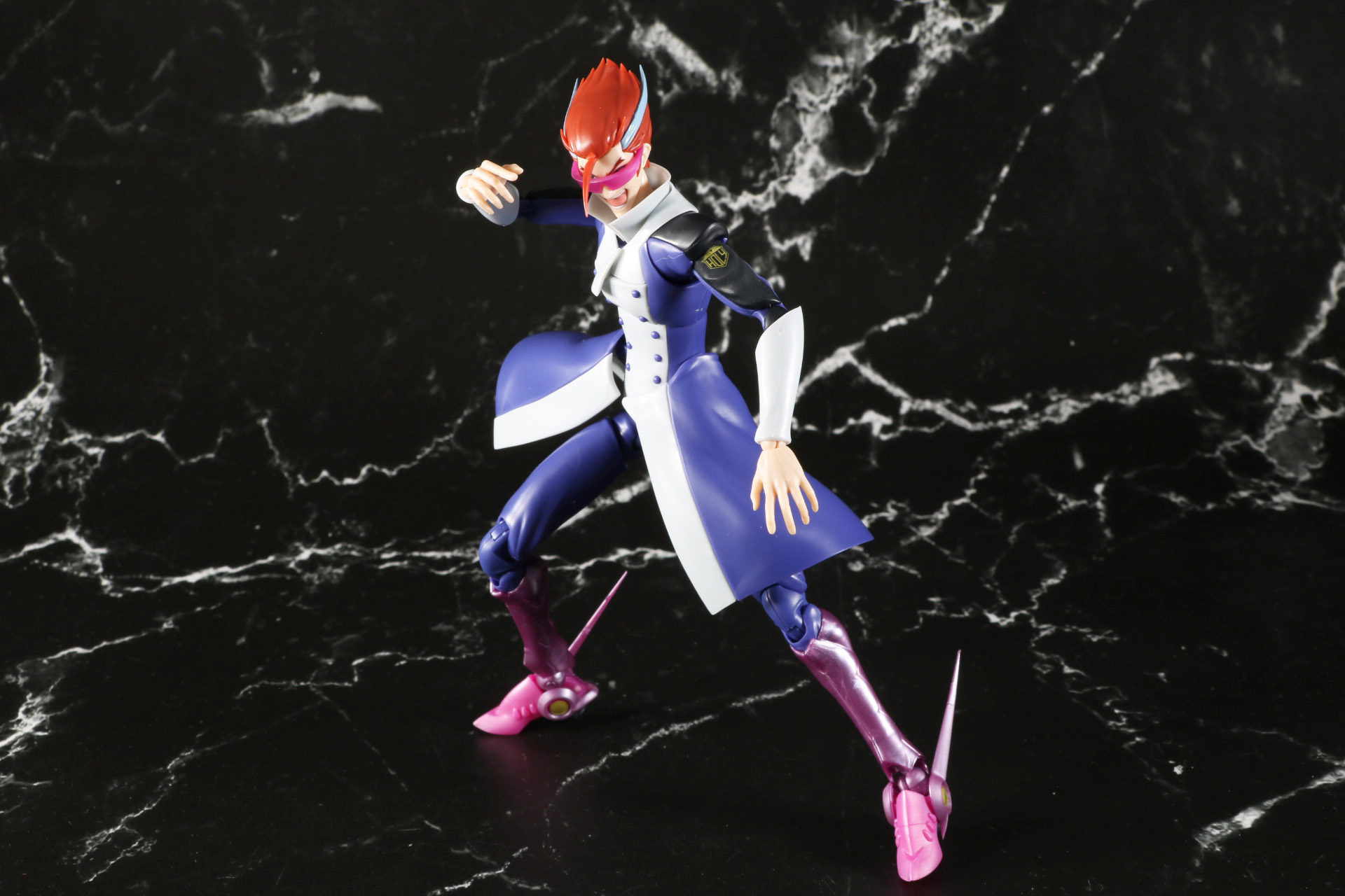 印象的な回転しながらの着地をイメージしたポーズ