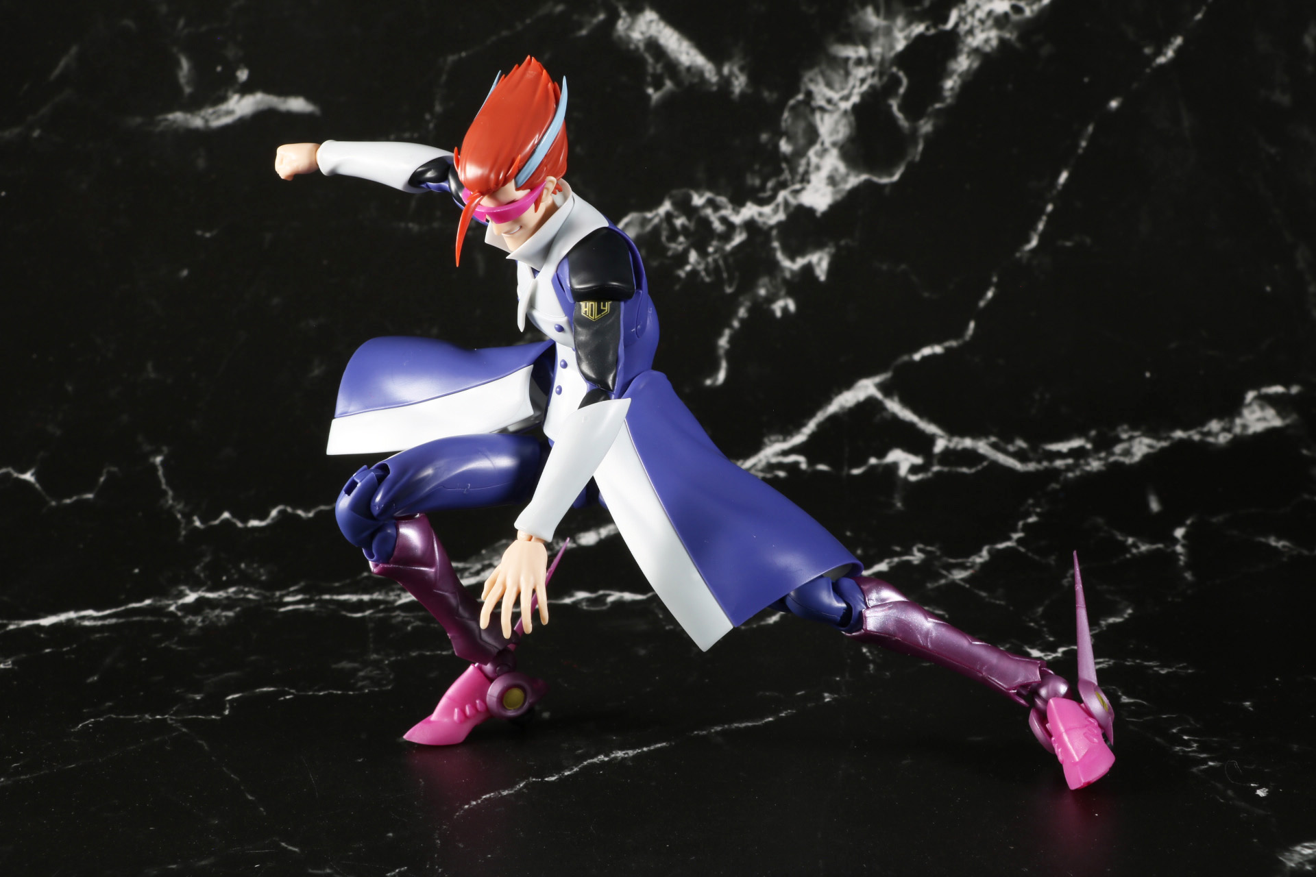 印象的な回転しながらの着地をイメージしたポーズ