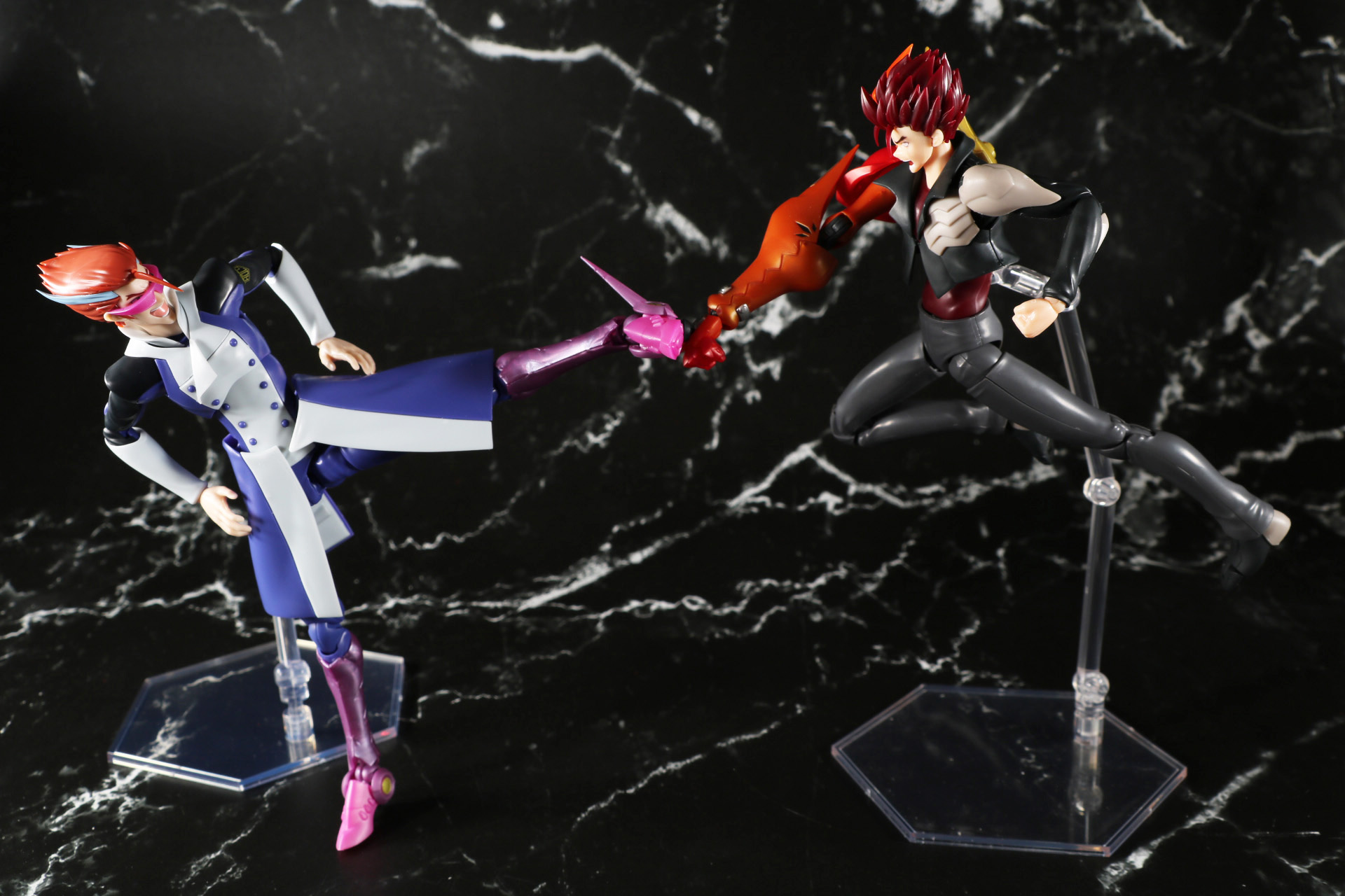 「PLAMATEA カズマ 第二形態」と並べてバトルシーンを再現