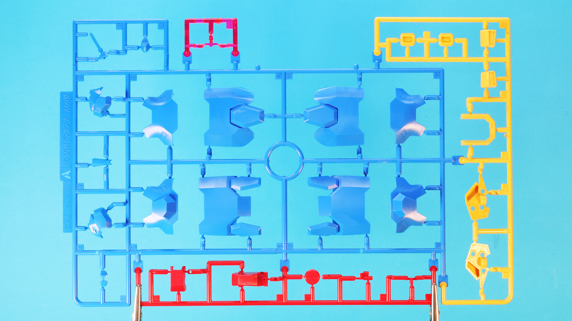 A:脚部装甲をメインに加飾部を構成するパーツ群