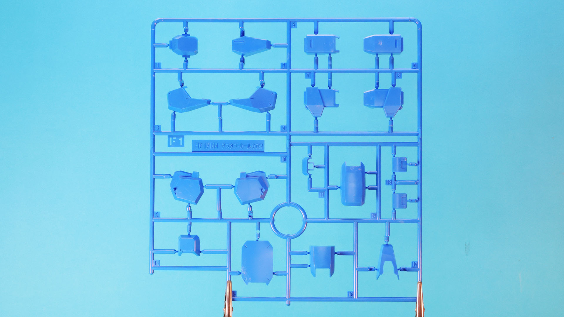 F1:00型用の脚部や肩部の装甲など