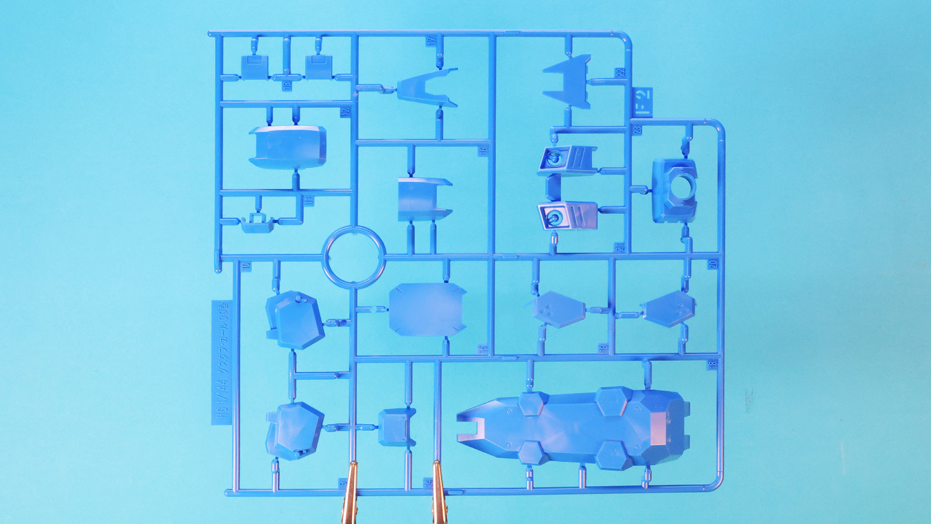 F2:00型用の脚部や肩部の装甲、バックパックやシールドなど