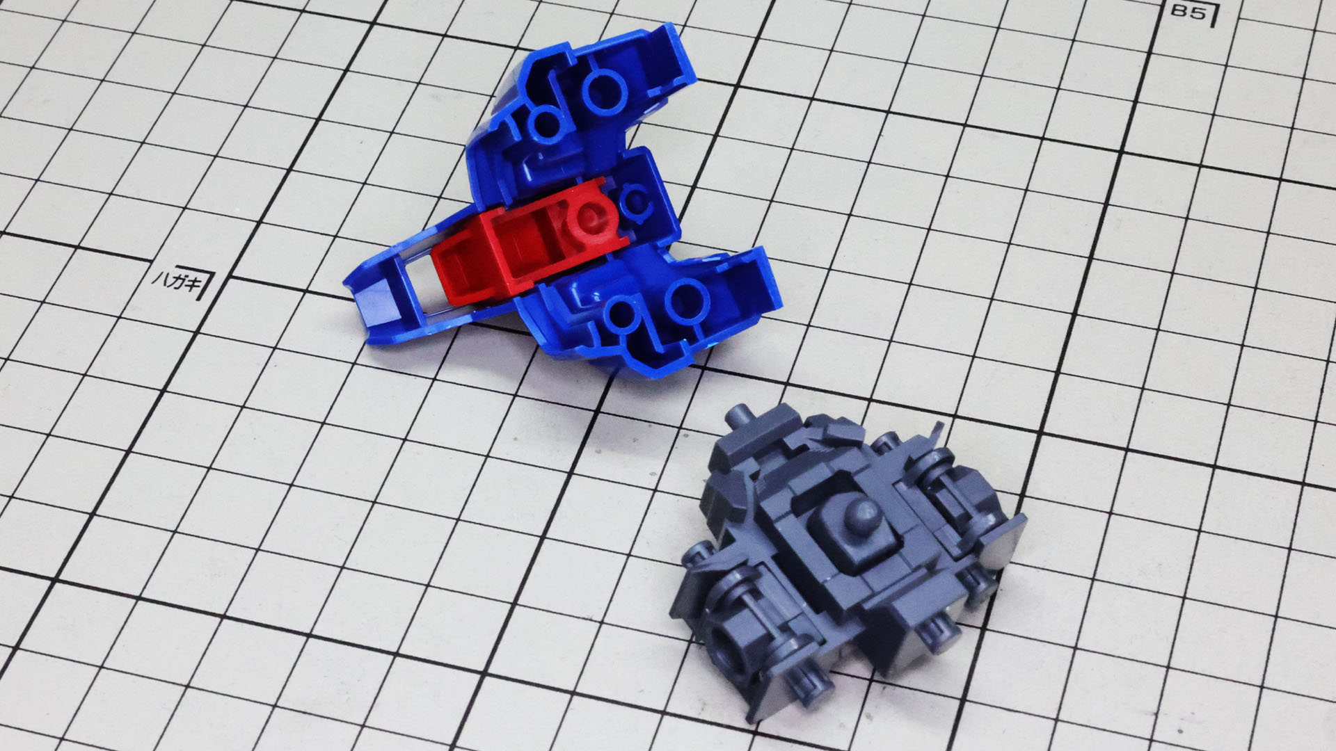 コックピット部の赤いパーツを装甲の裏から取り付けて胴体部を組み上げていきます