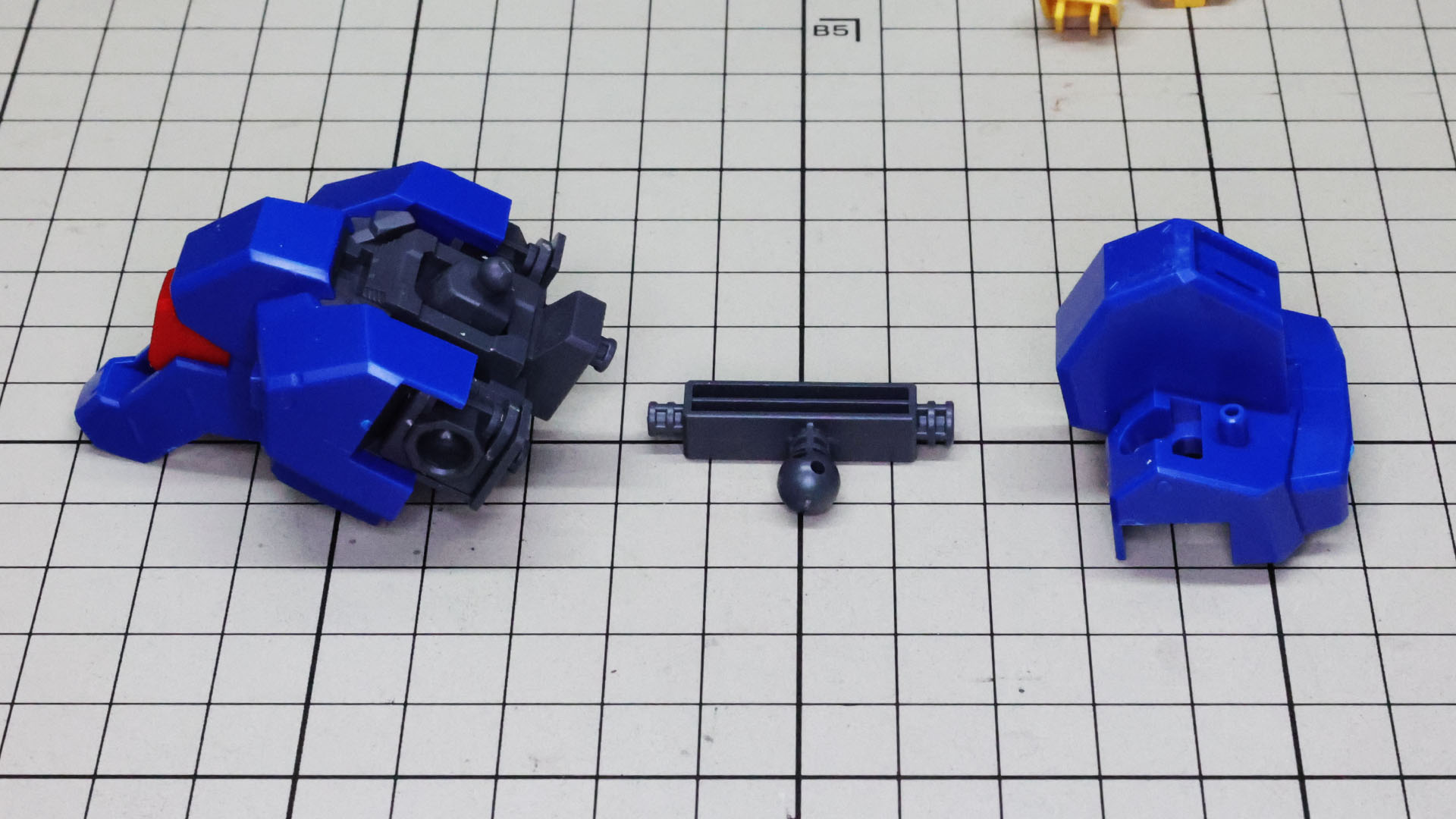 腹部のボールジョイントは前後装甲部を一本でつなぐ大胆な構造です