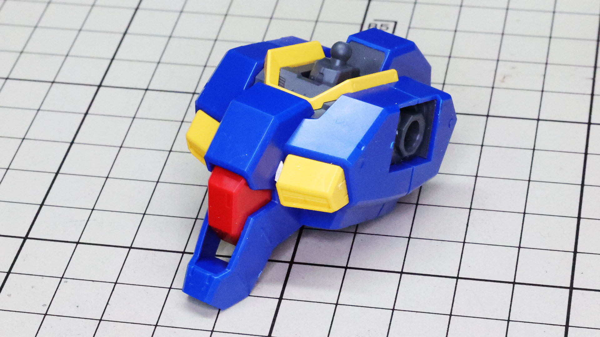 シンプルながら綺麗な面取りの胴体装甲！パネルラインのスジボリを入れるのにも最適