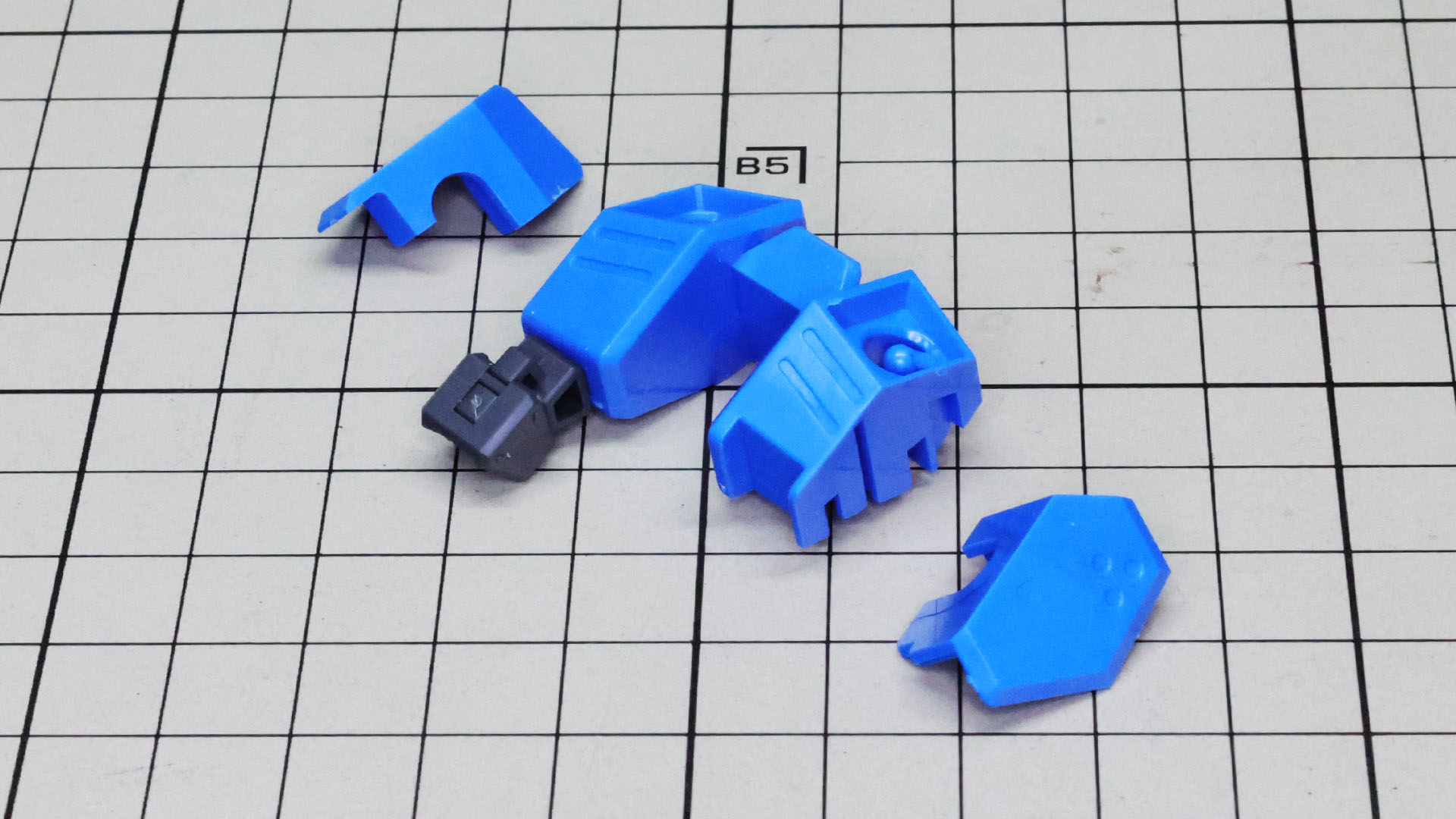 バックパックは本体左右からカバーを被せる構造で、ゲート跡を隠してディテールも上げてくれる嬉しい設計！